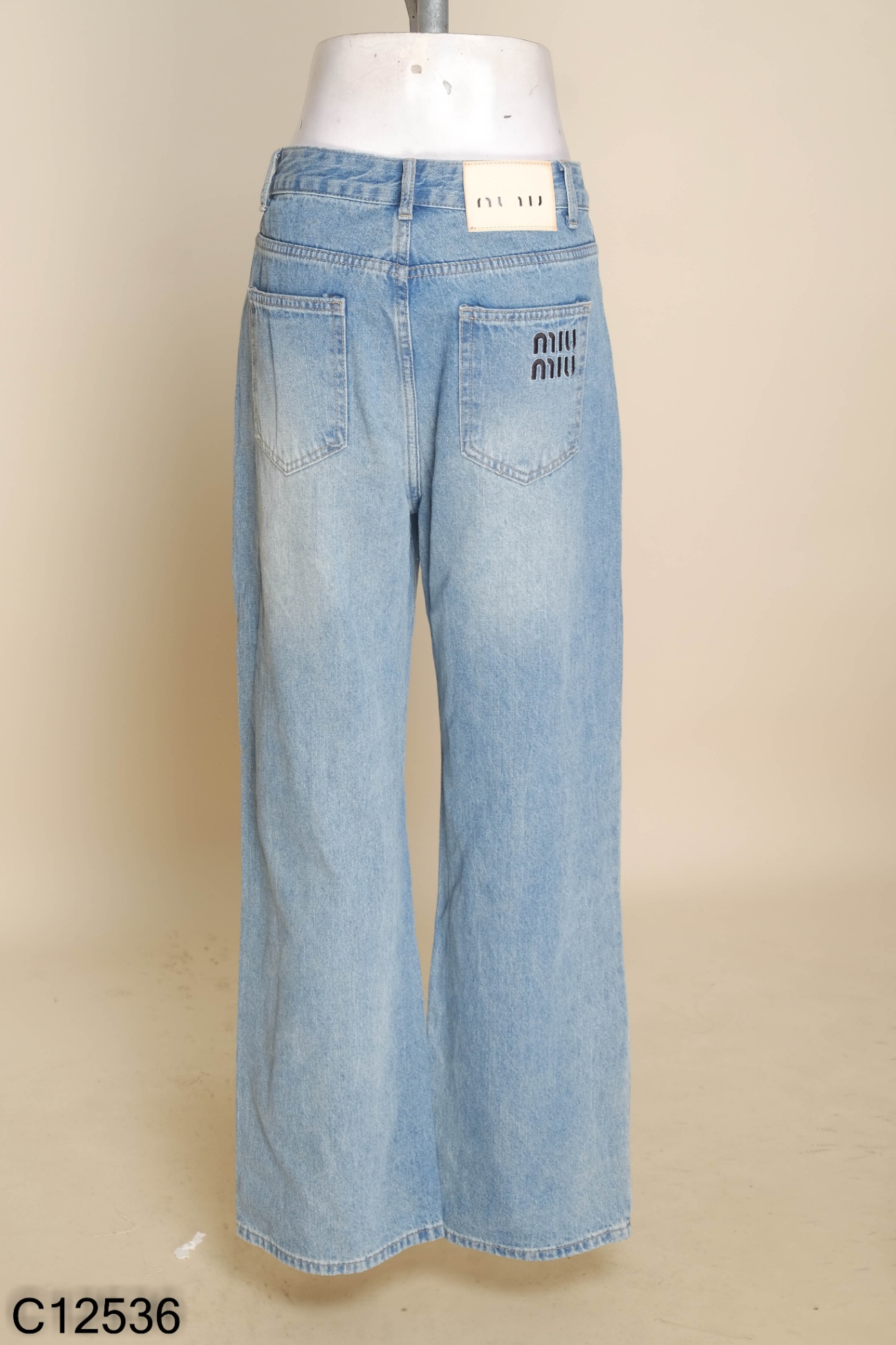 Quần jeans xanh đính đá