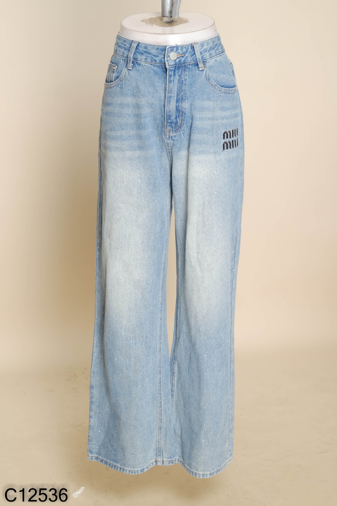 Quần jeans xanh đính đá