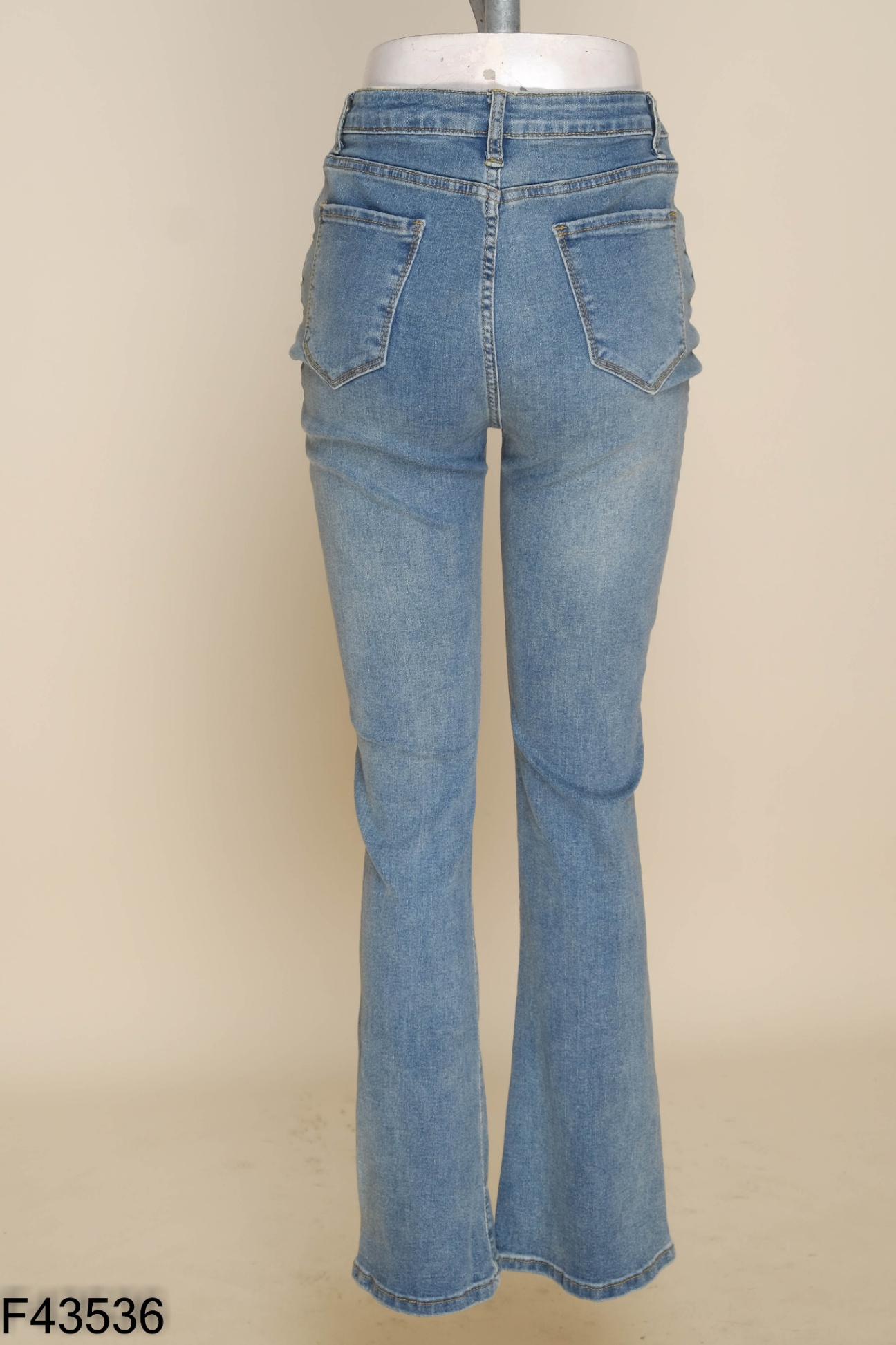 Quần jeans xanh trơn