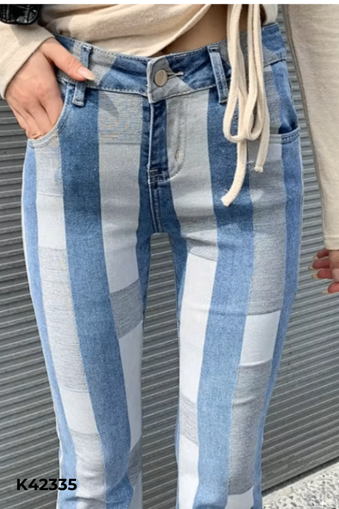 Quần jeans xanh phối trắng đen ô