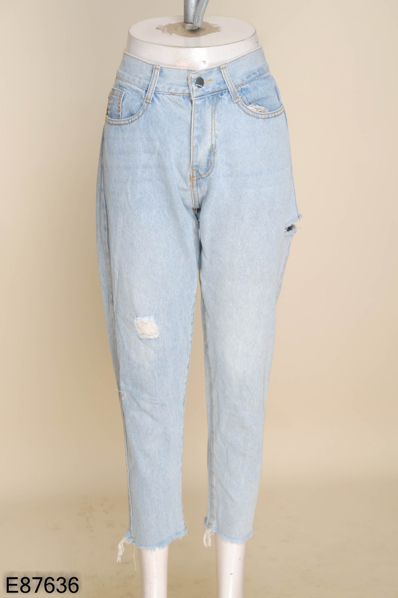 Quần jeans xanh rách