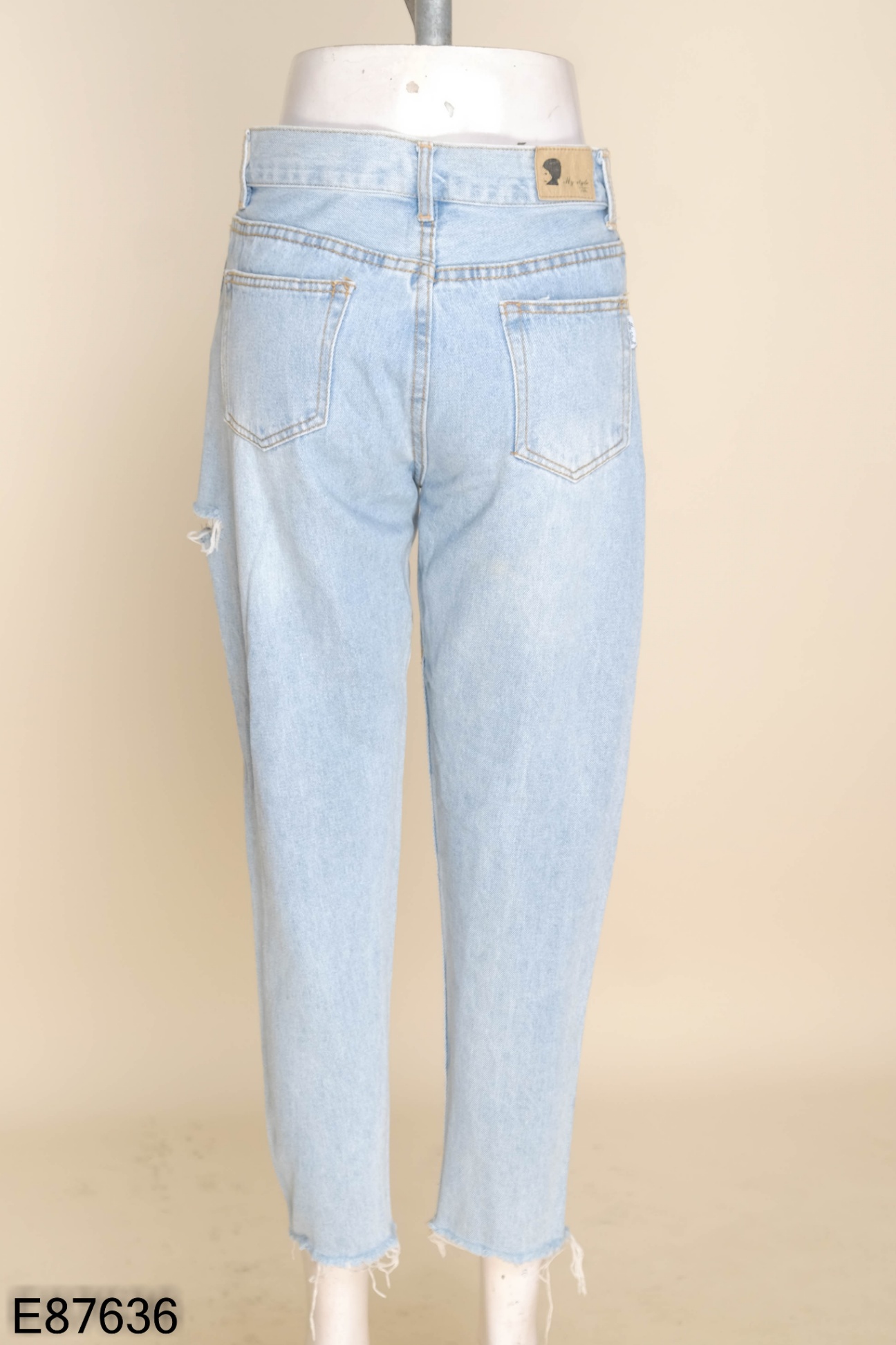 Quần jeans xanh rách