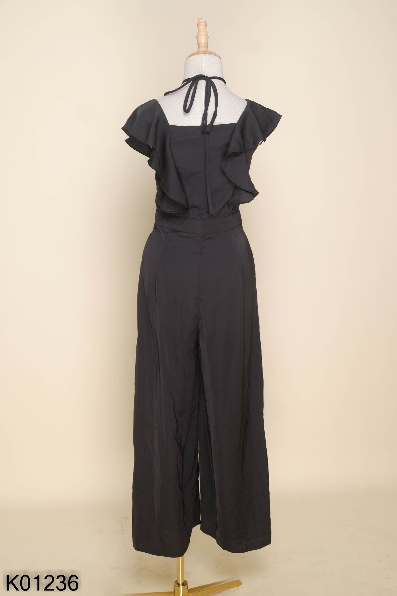 Jumpsuit đen hai dây