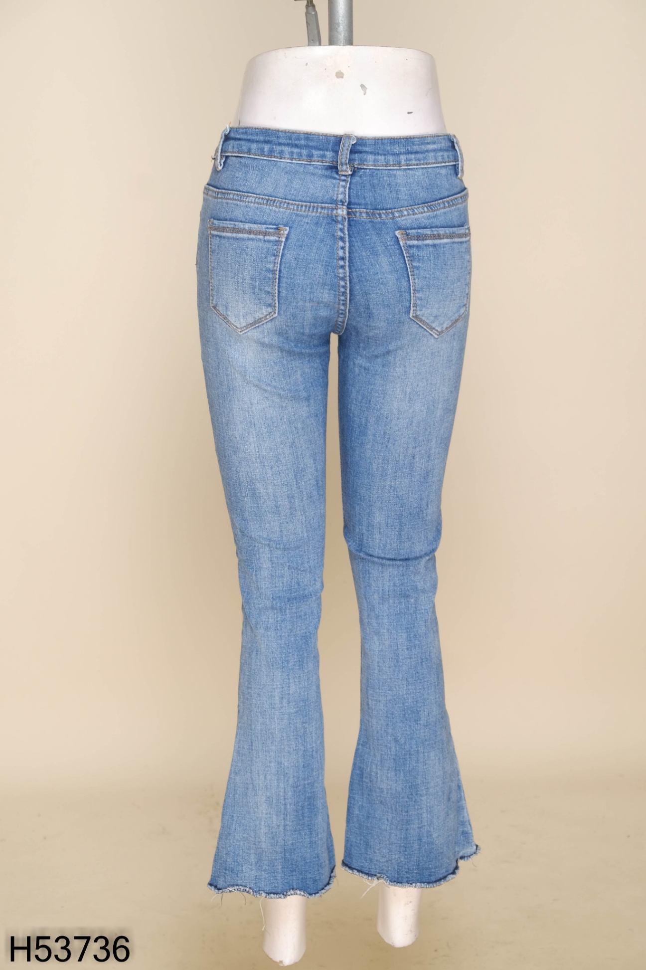 Quần jeans xanh loe cắt gấu