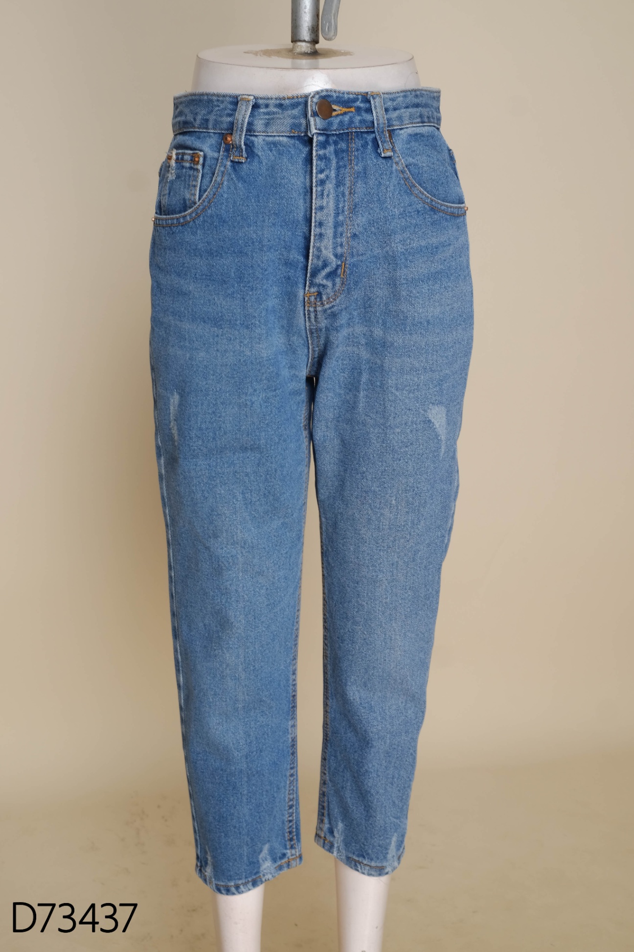 Quần jeans xanh rách gấu