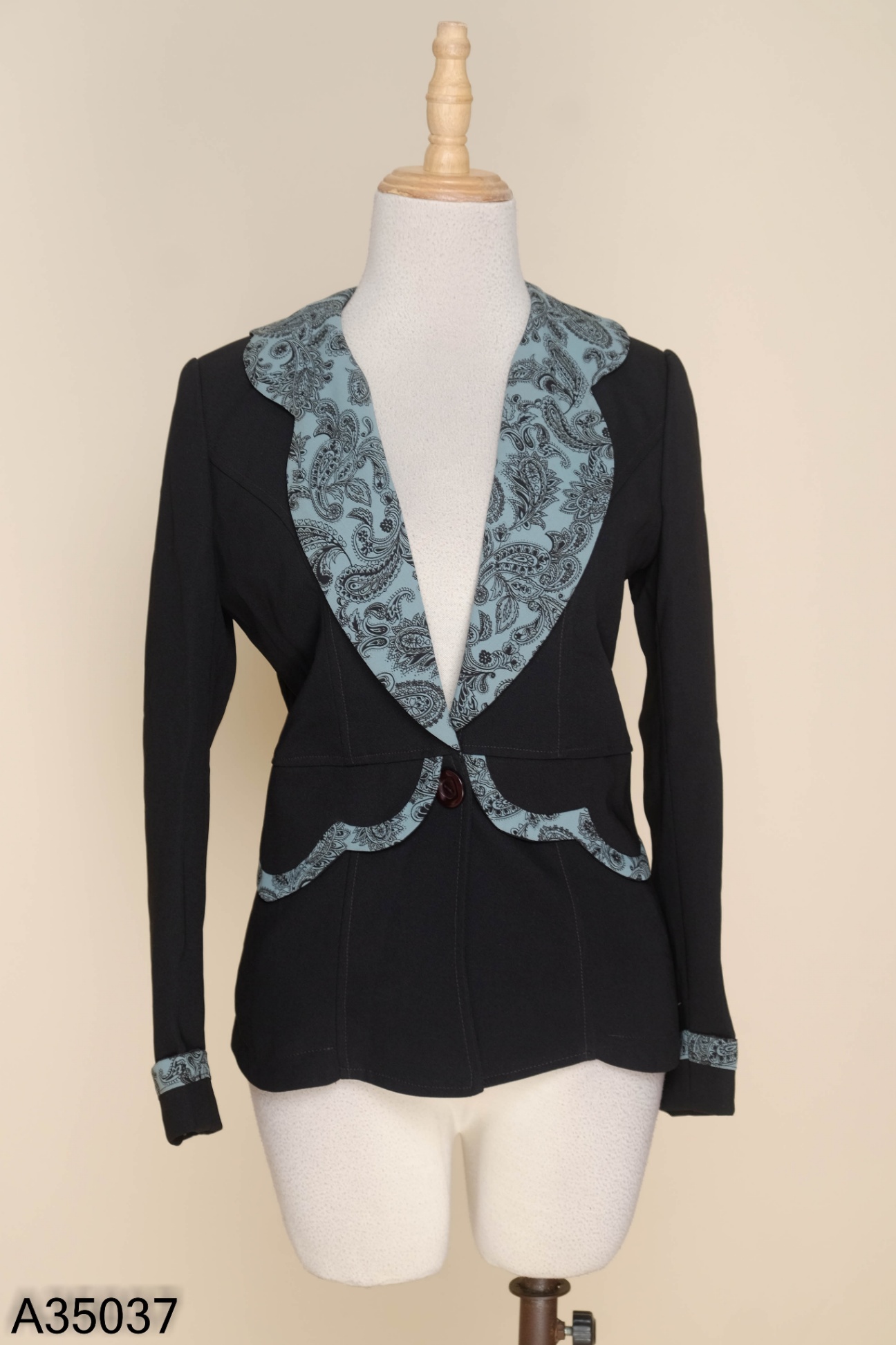 Áo blazer đen cổ xanh