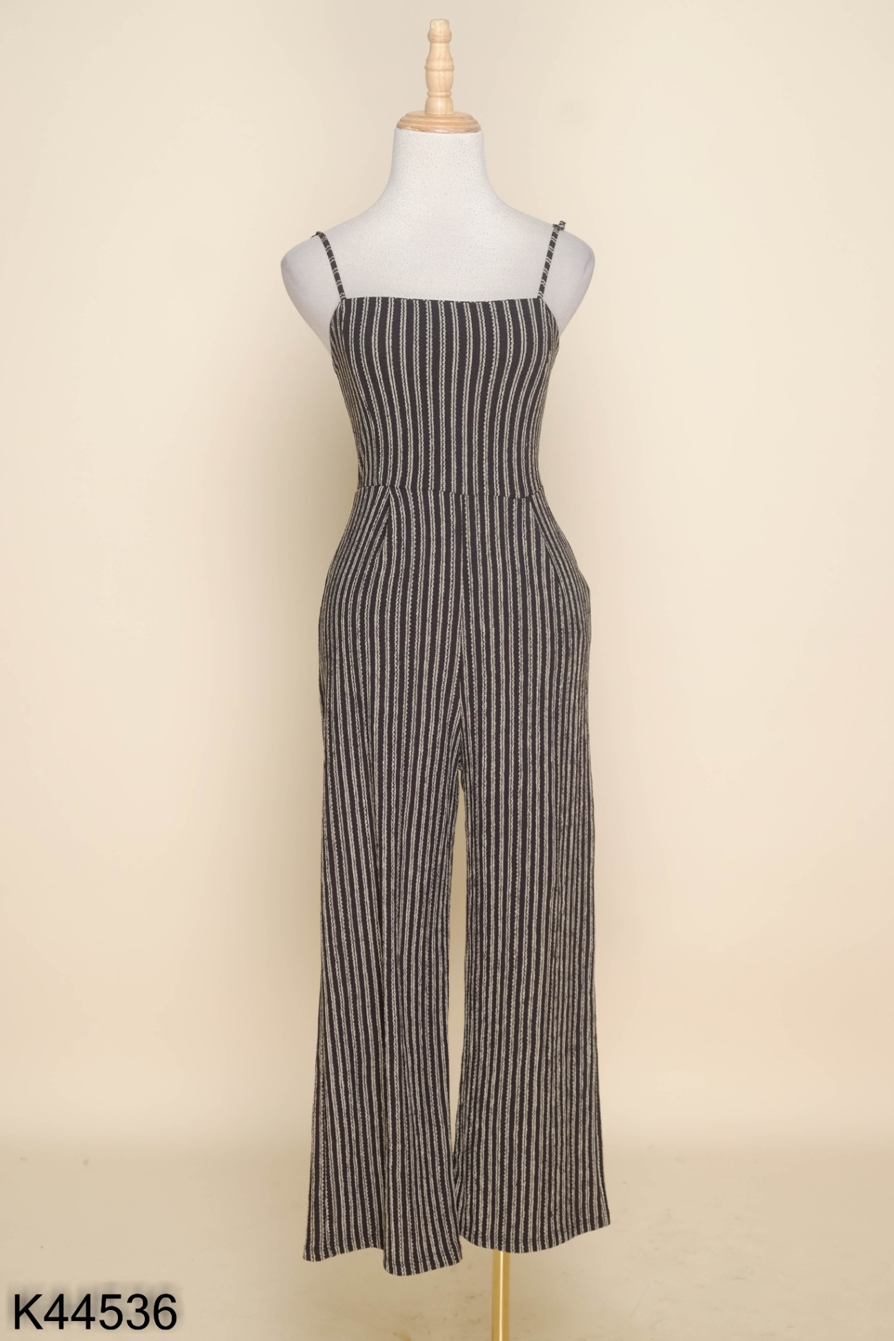 Jumpsuits hai dây STRADIVARIUS đen sọc be