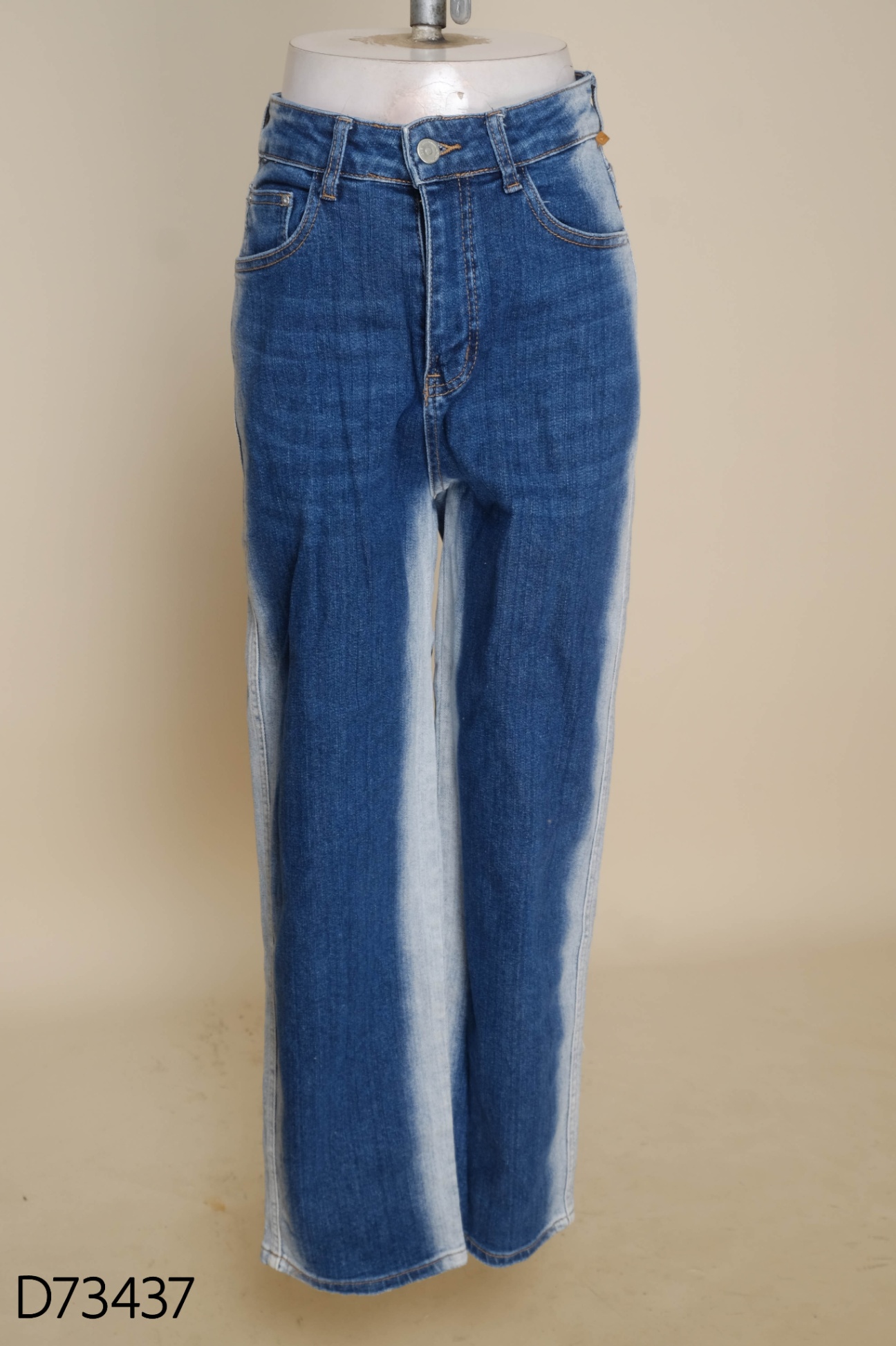 Quần jeans xanh đậm nhạt