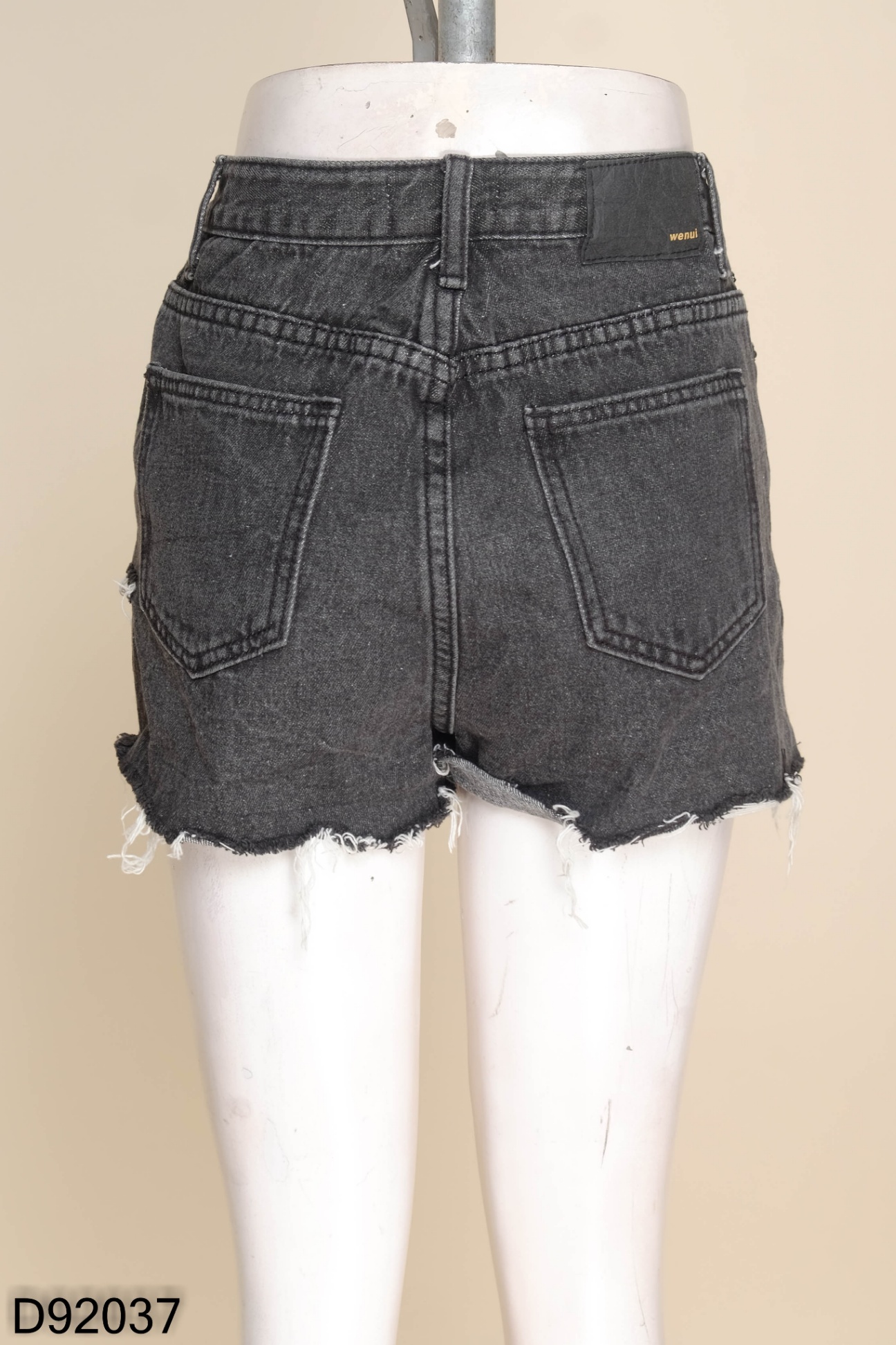 Quần short jeans đen cúc dọc cắt gấu