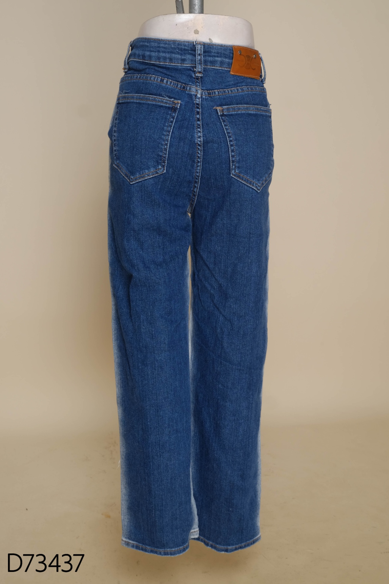 Quần jeans xanh đậm nhạt