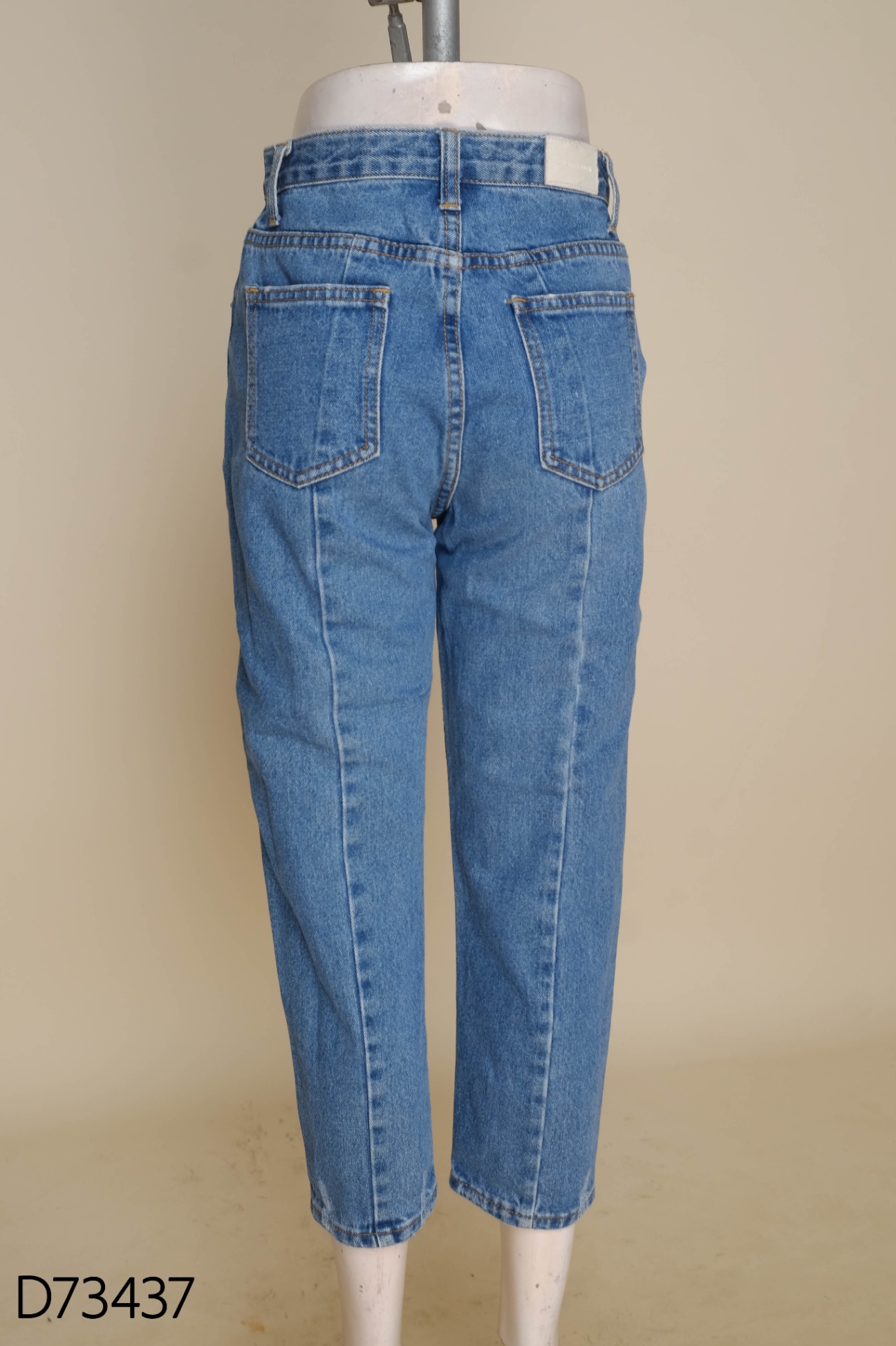 Quần jeans xanh rách gấu