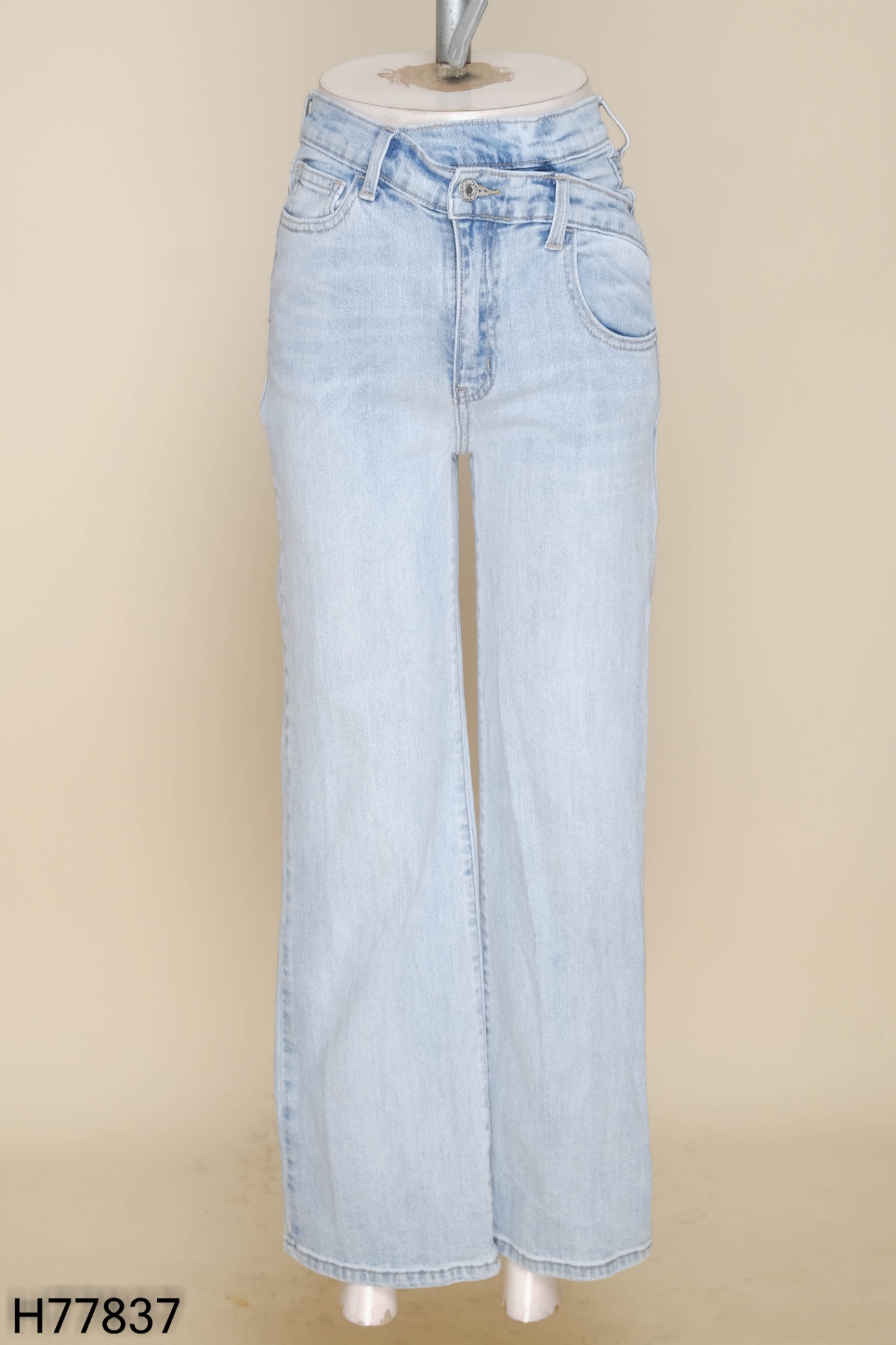 Quần jeans xanh nhạt cạp lệch