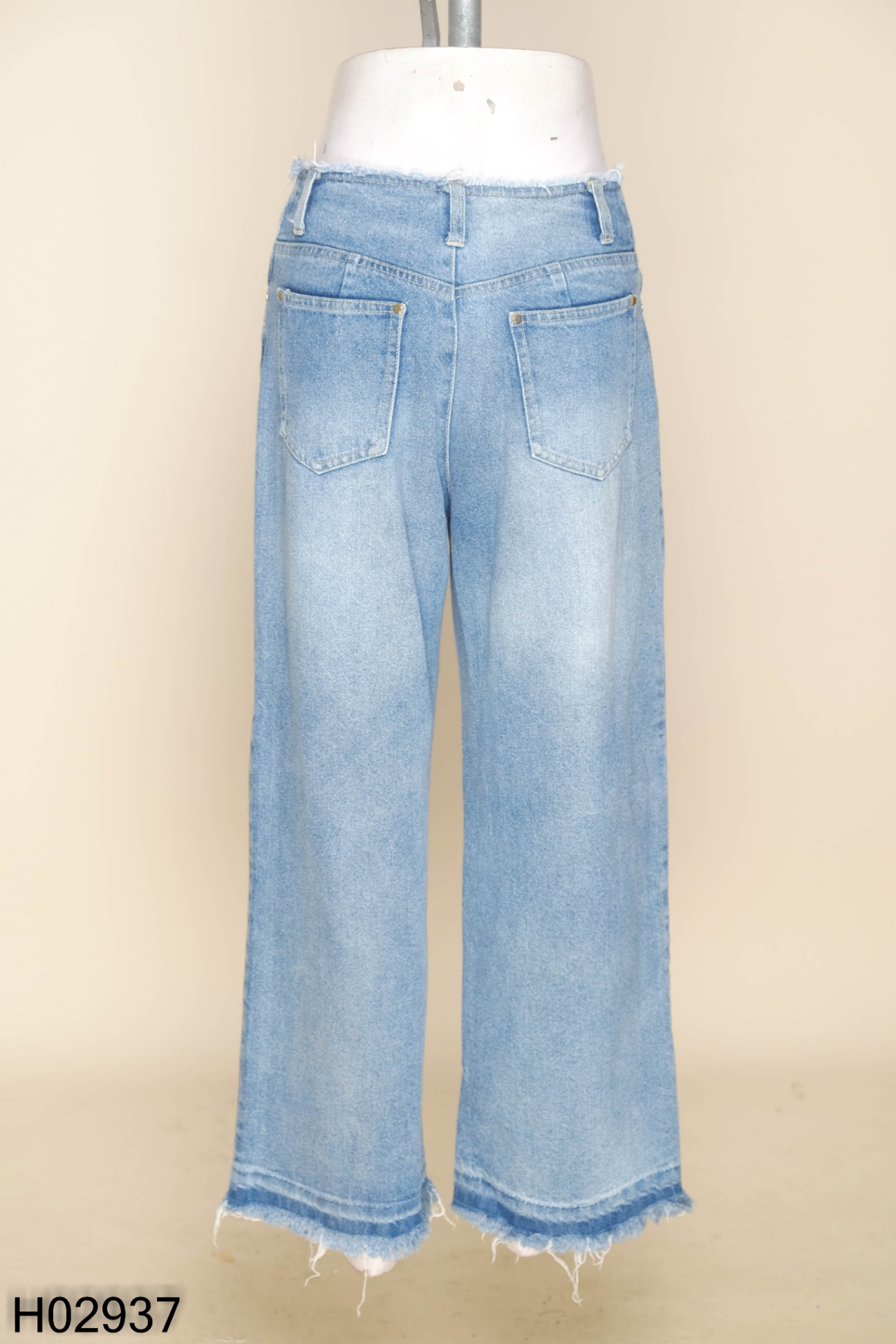 Quần jeans xanh tua rua