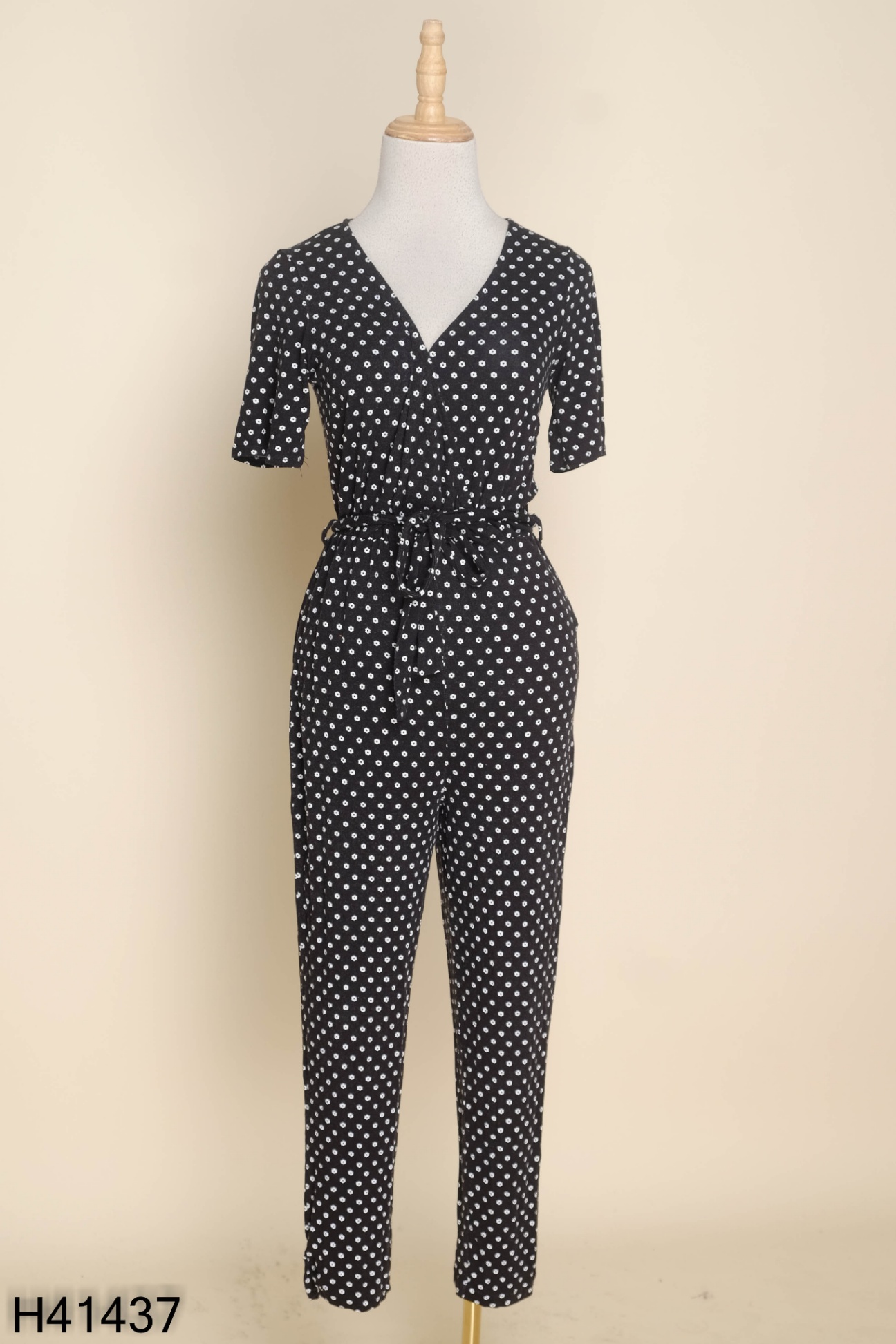 Jumpsuit lanh đen hoa trắng