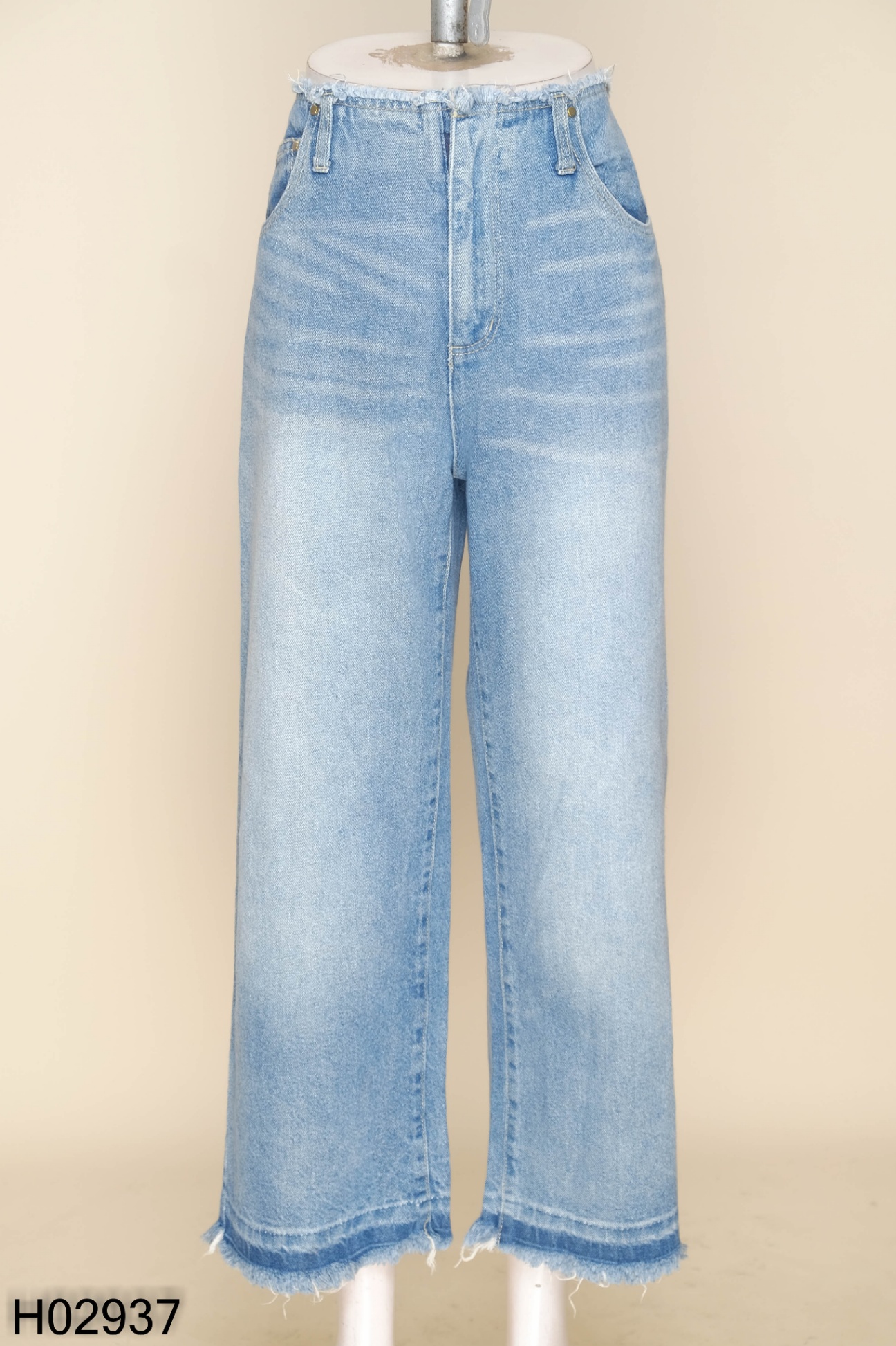 Quần jeans xanh tua rua