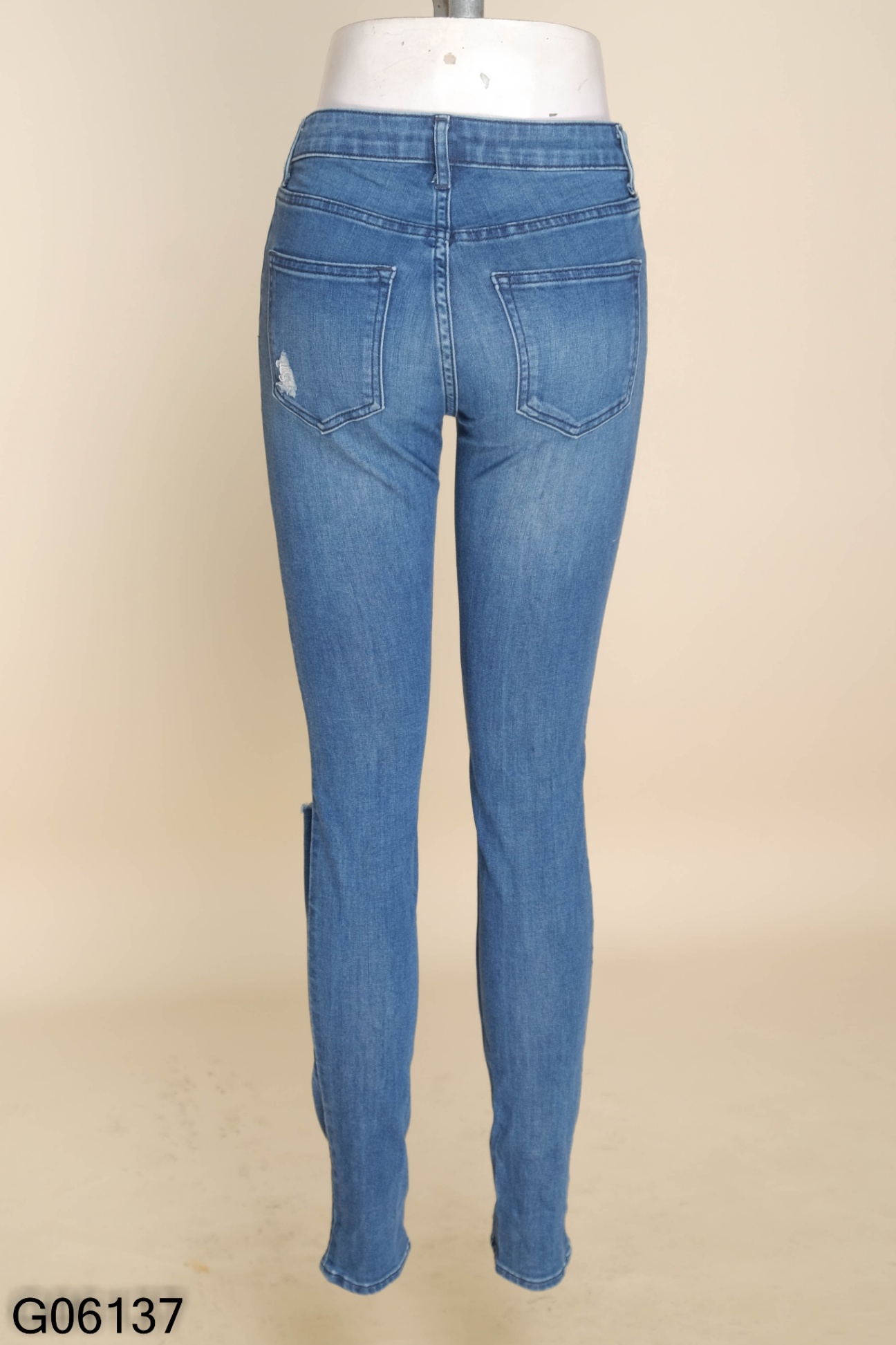 Quần jeans HM xanh rách