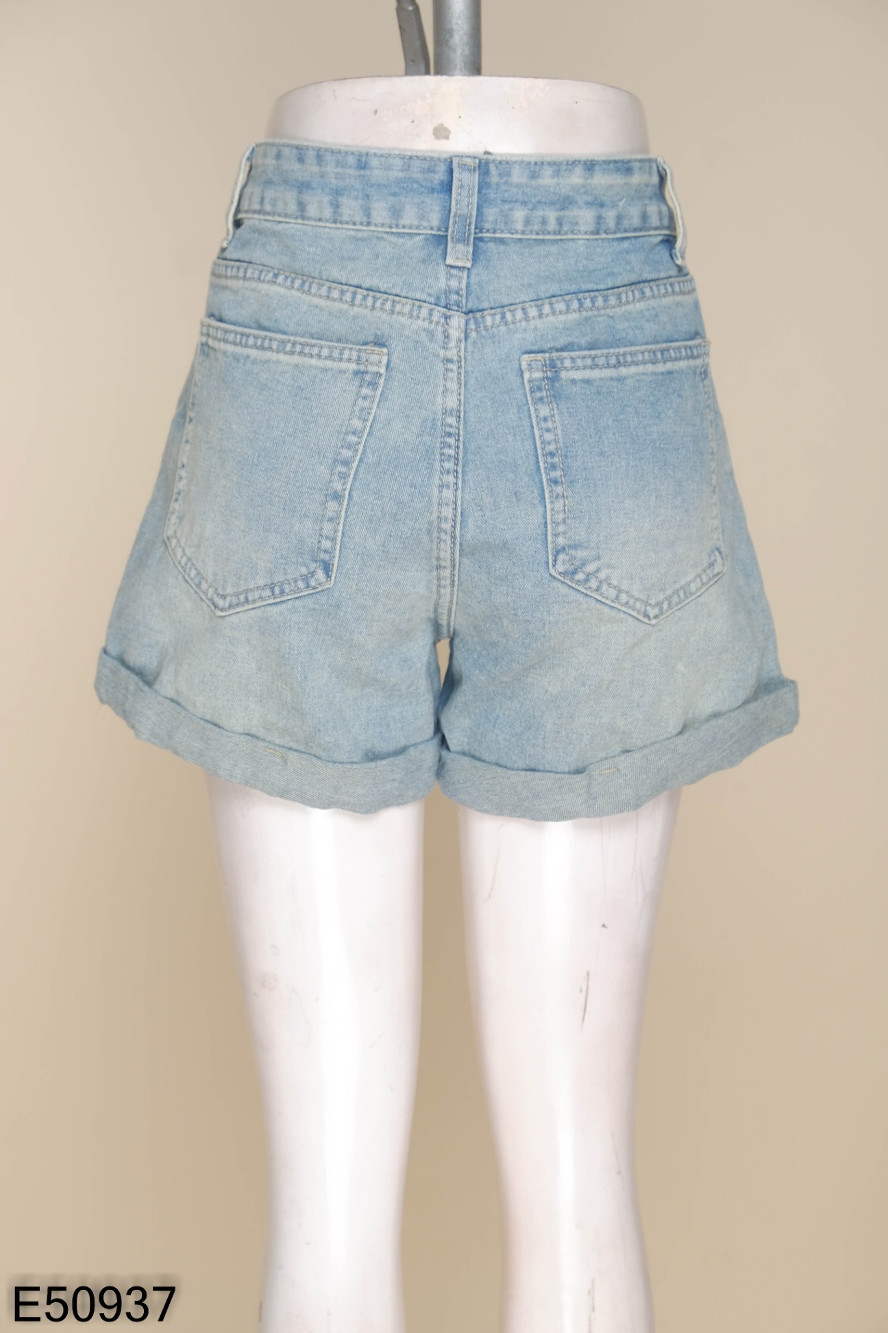 Quần shorts jeans xanh đính đá