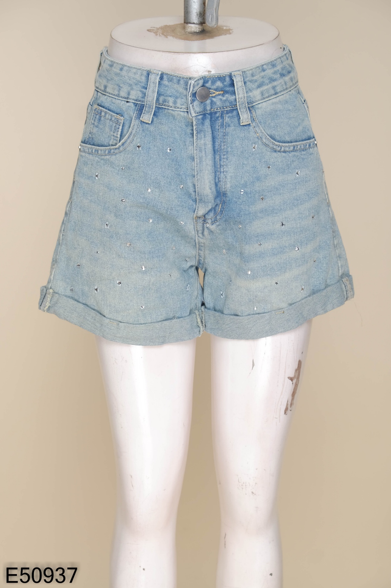 Quần shorts jeans xanh đính đá