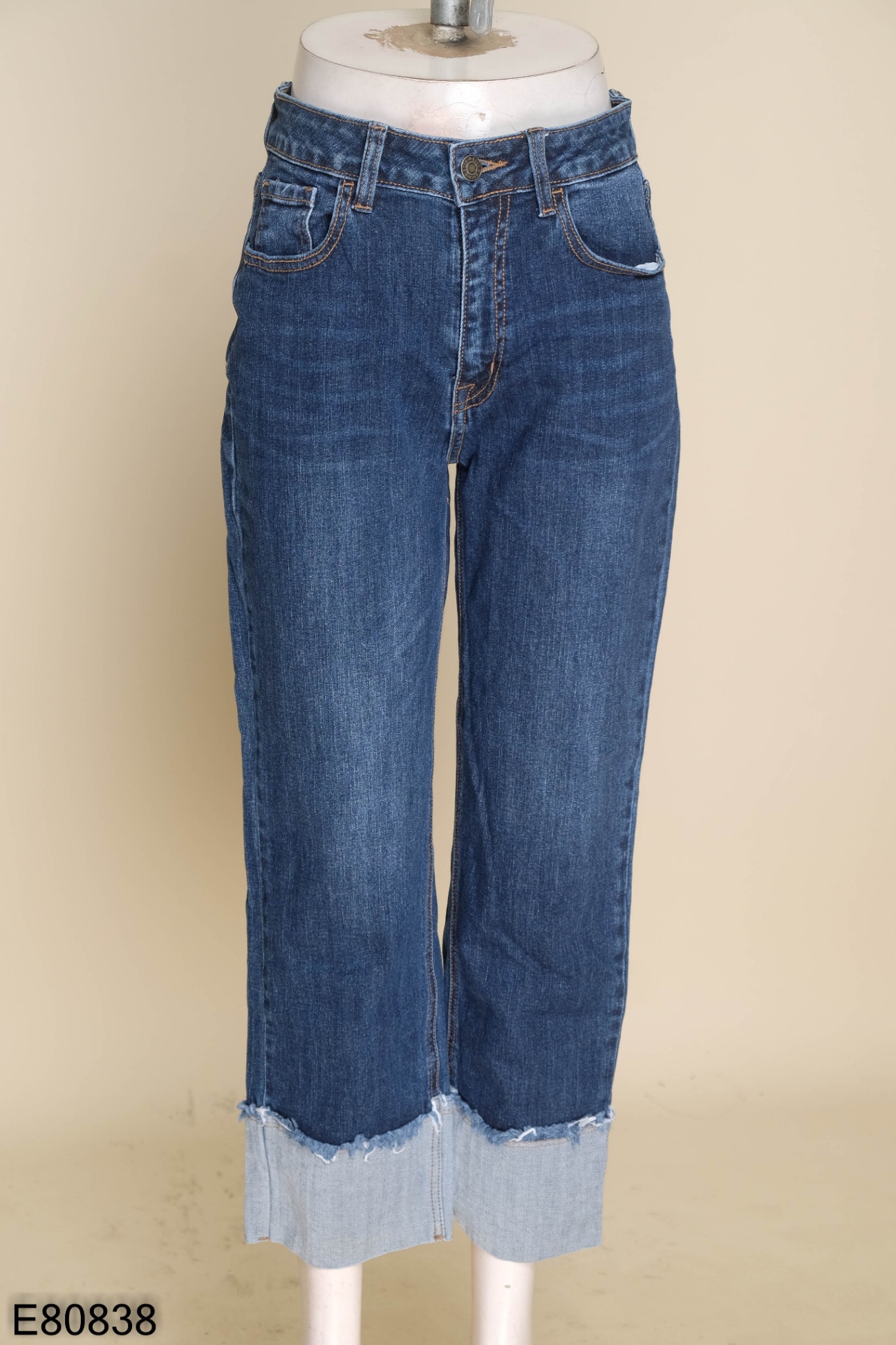 Quần jeans xanh gấu tua rua