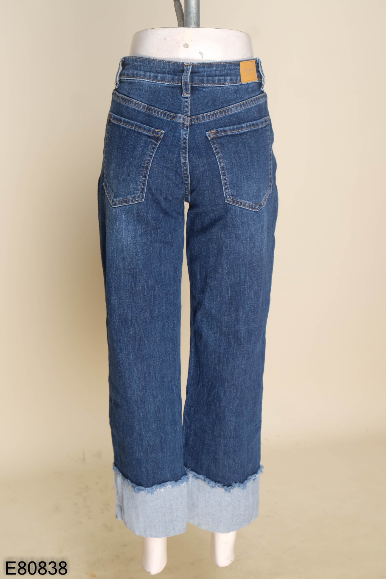 Quần jeans xanh gấu tua rua