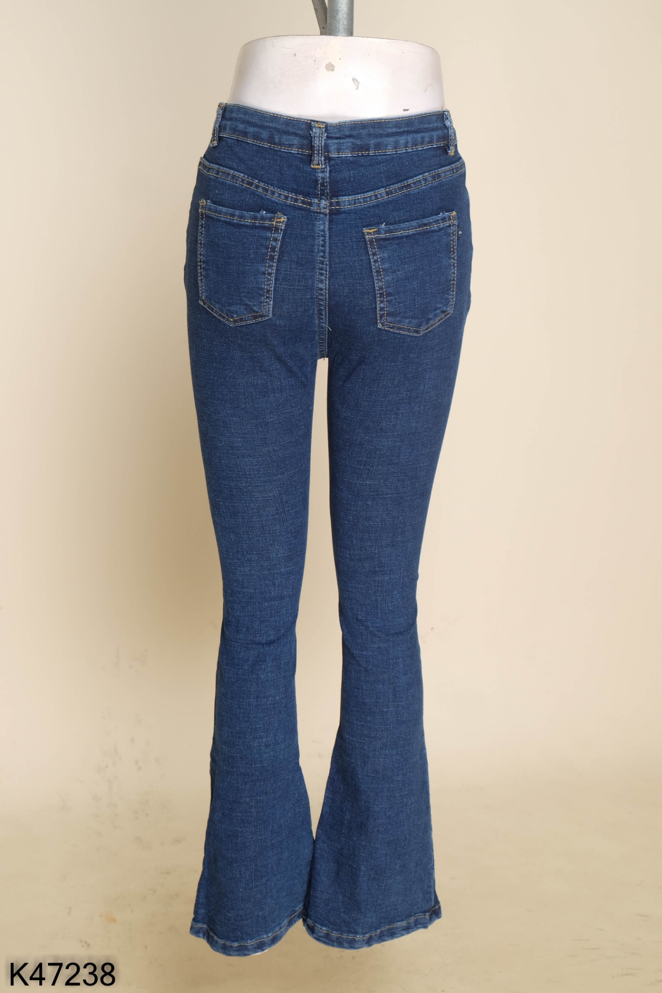 Quần jeans xanh ống loe