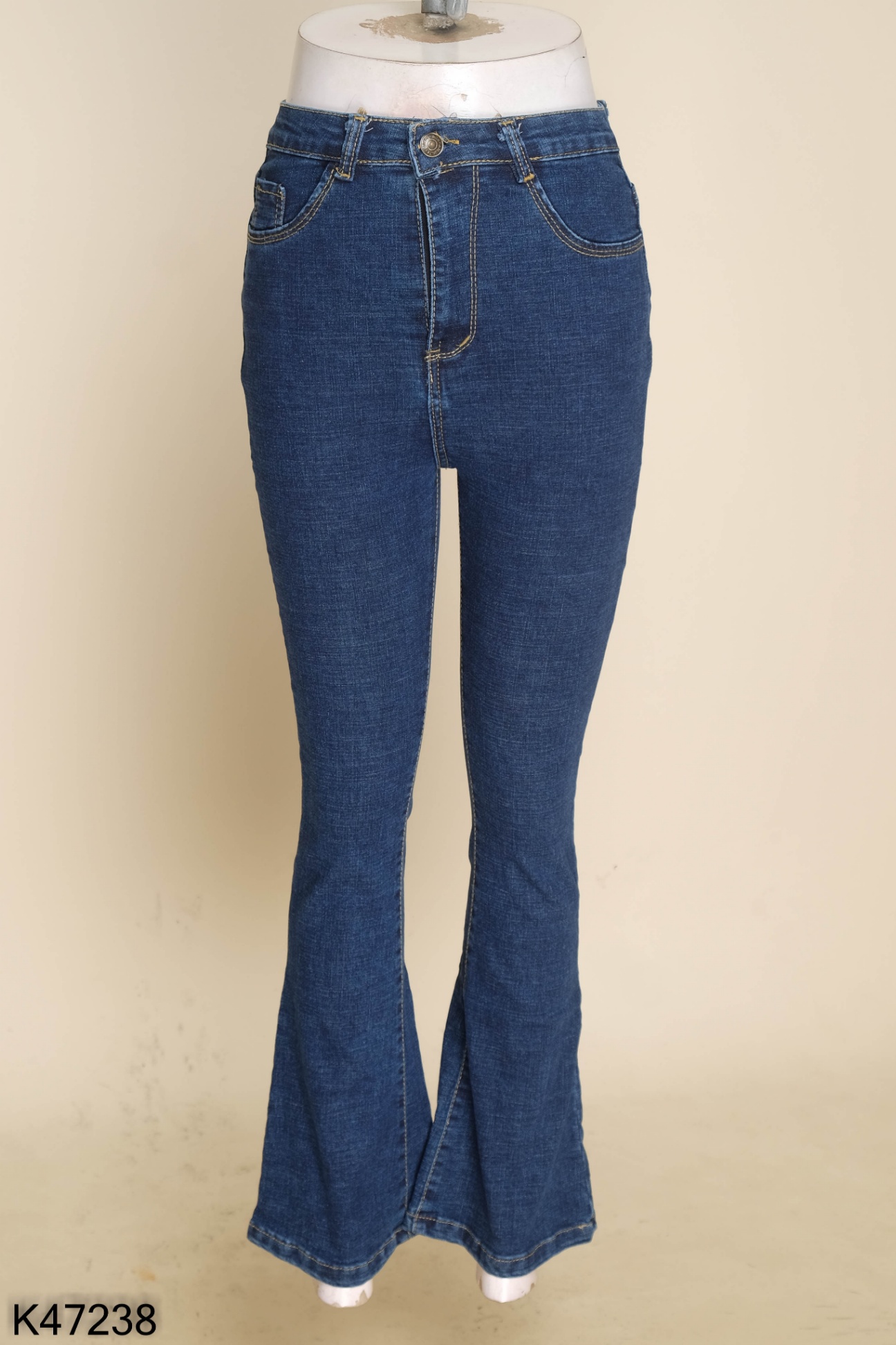 Quần jeans xanh ống loe