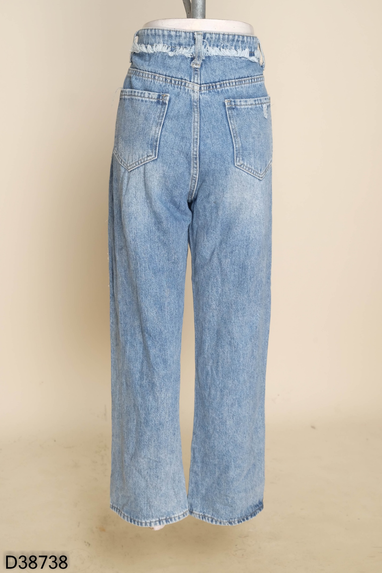 Quần jeans xanh viền tua rua