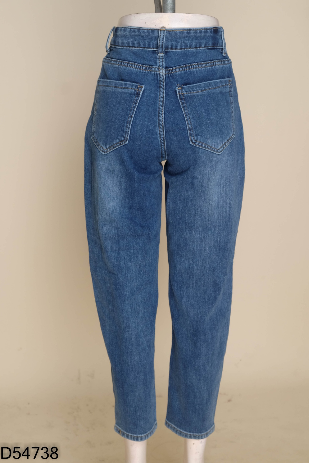 Quần jeans xanh đính đá