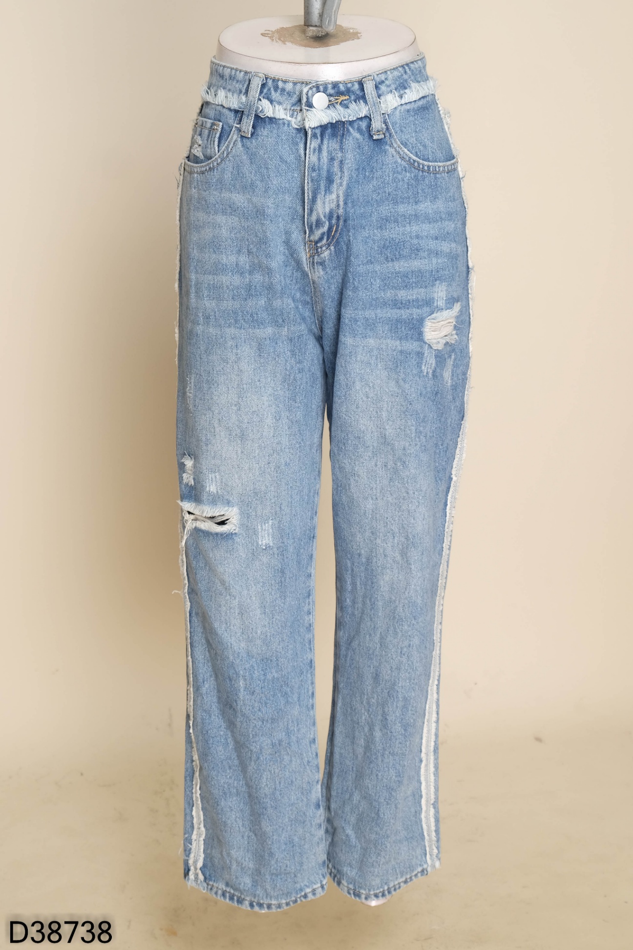 Quần jeans xanh viền tua rua