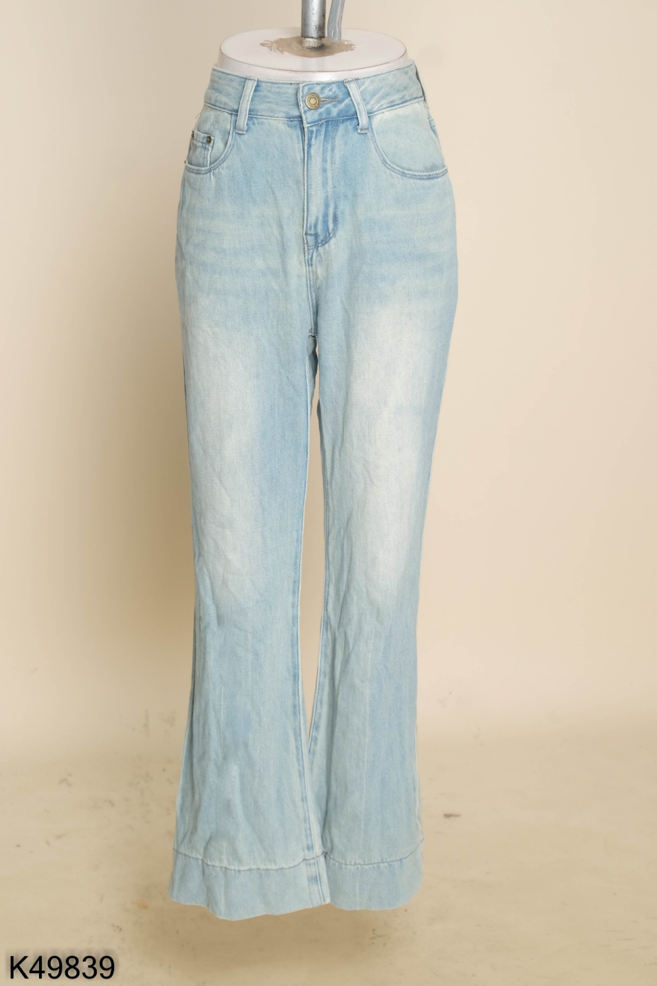 Quần jeans xanh nhạt loang