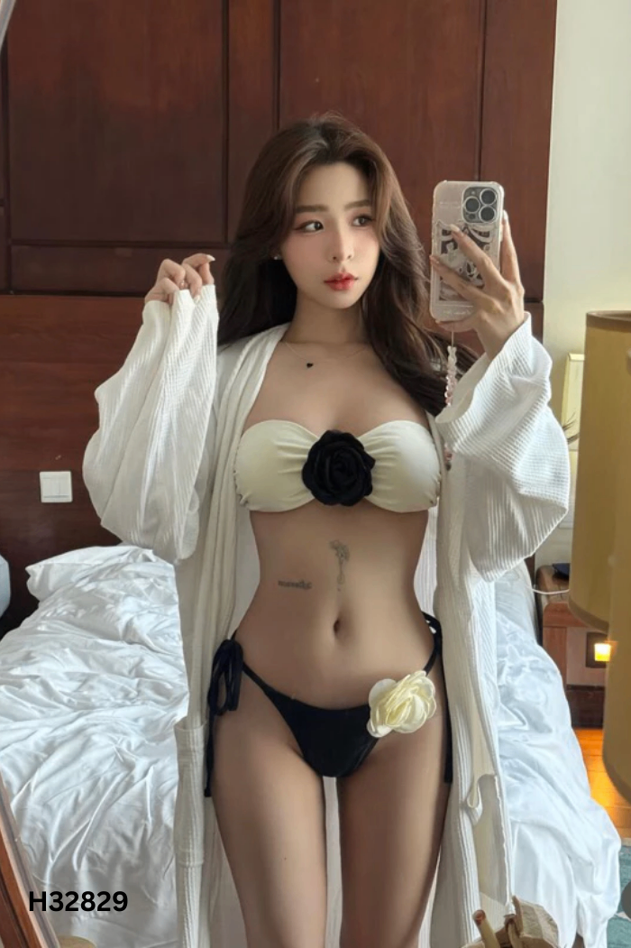 Set 2 mảnh Bikini trắng đen đính hoa