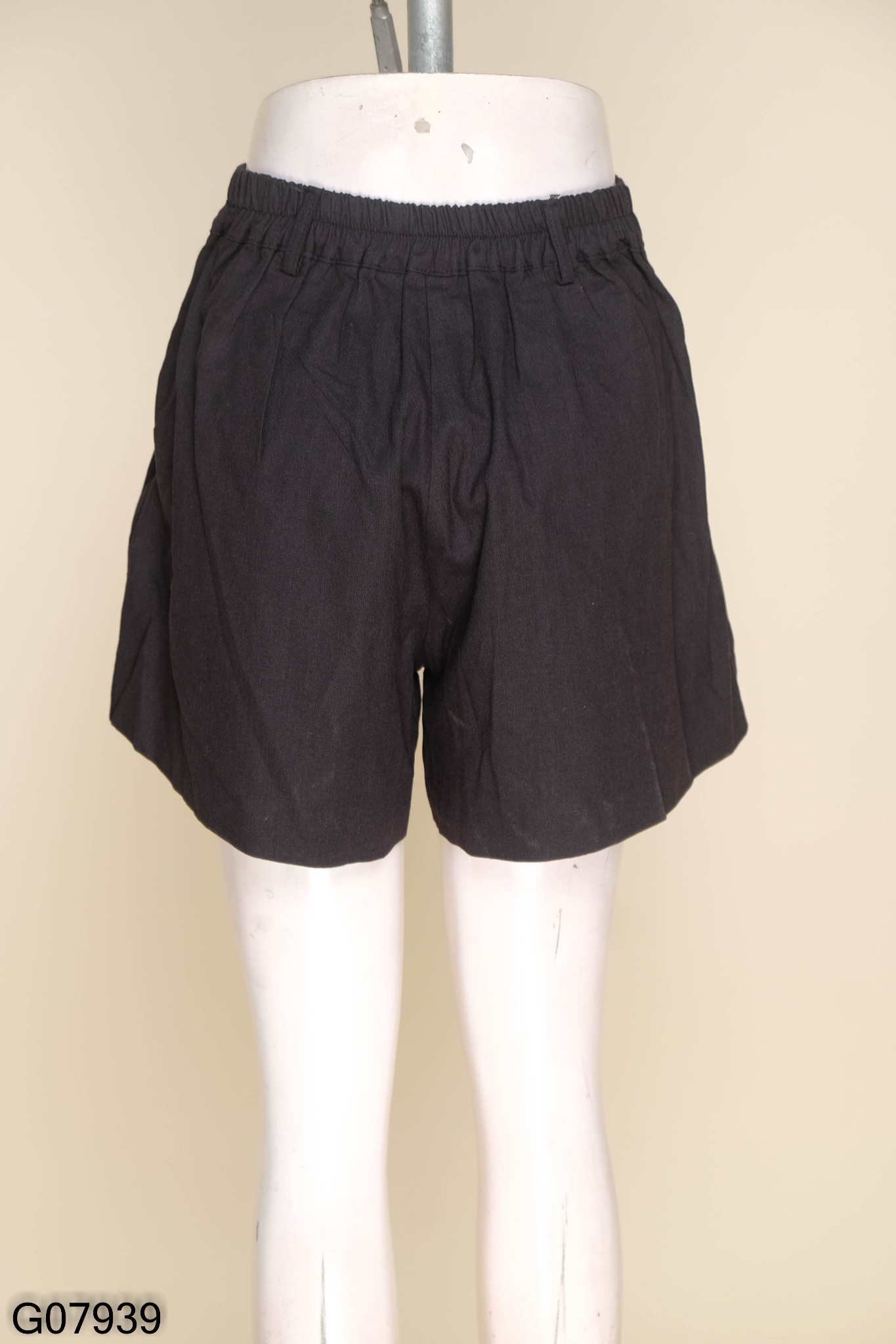 Quần shorts linen đen