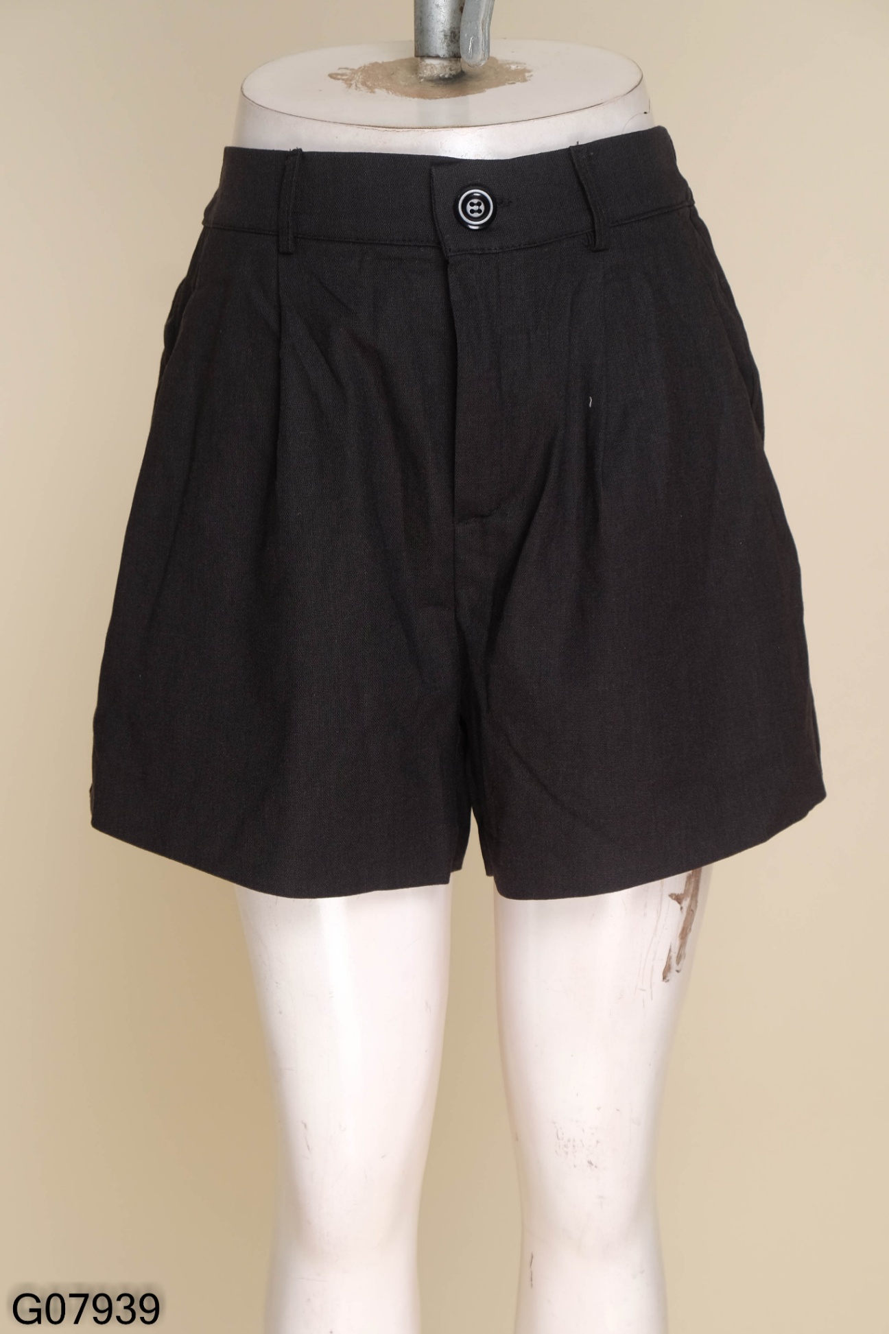 Quần shorts linen đen