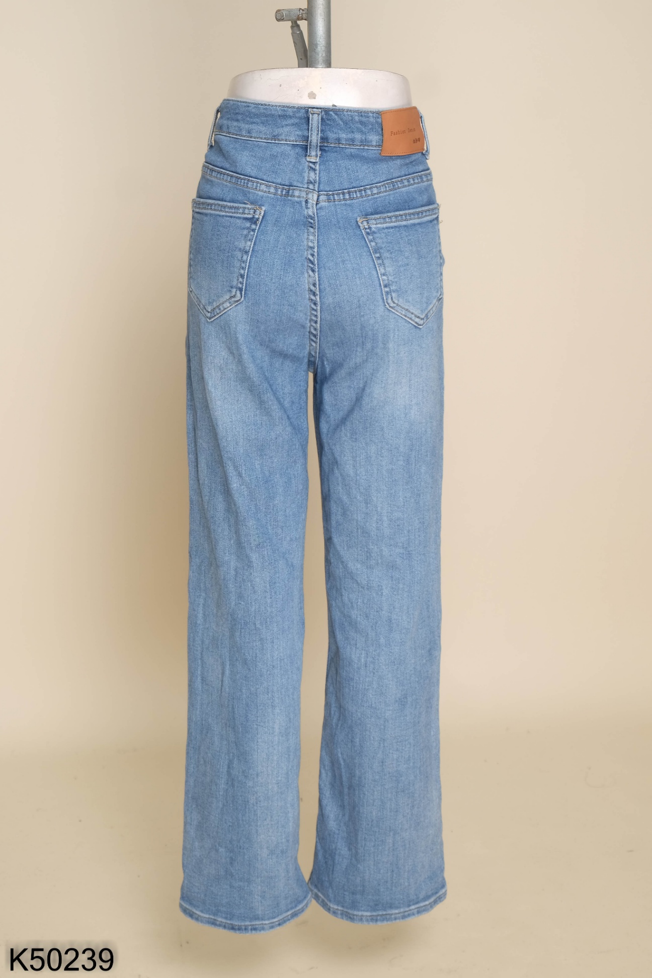 Quần jeans xanh thêu trái tim