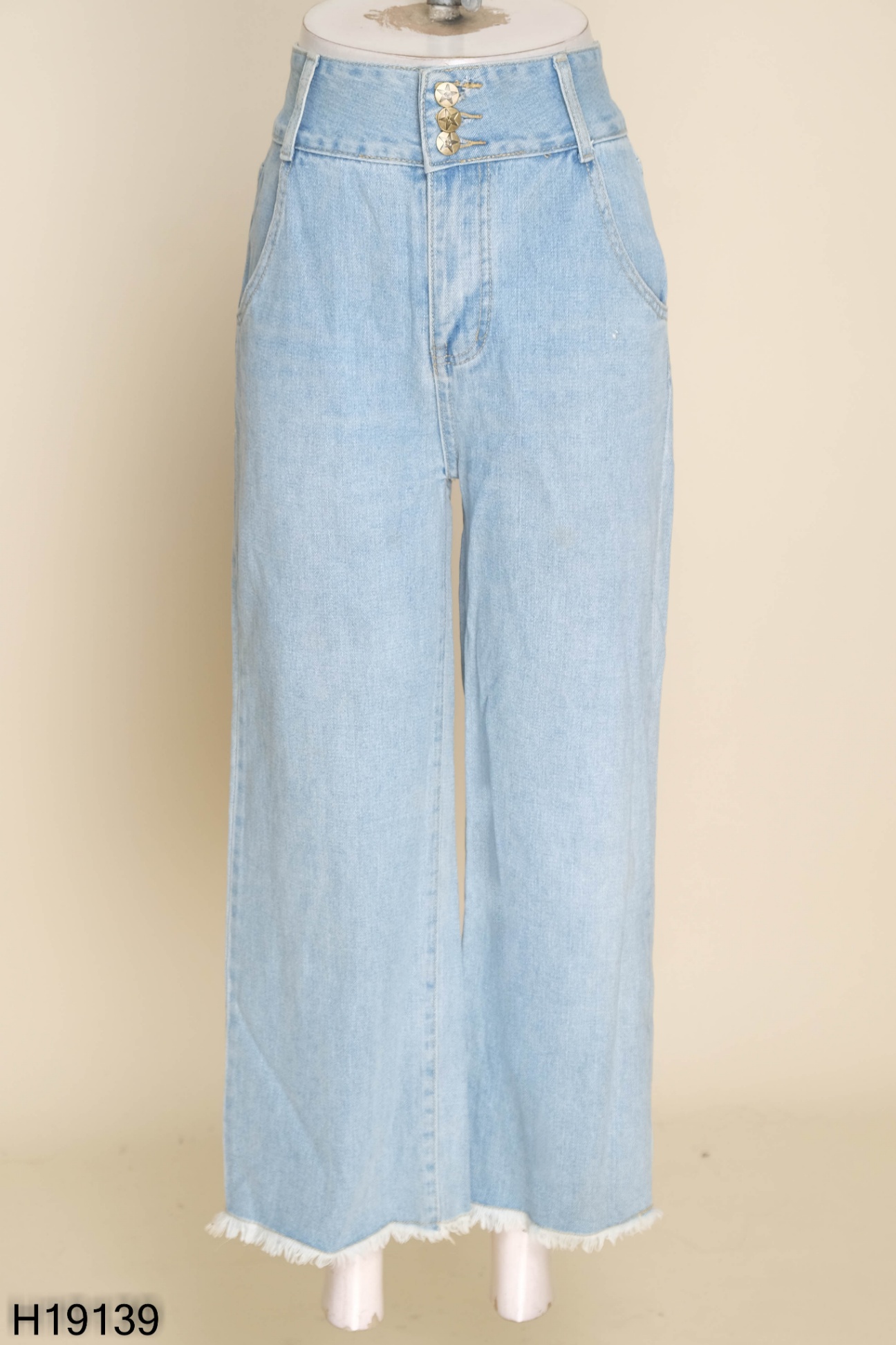 Quần jeans xanh nhạt 3 cúc