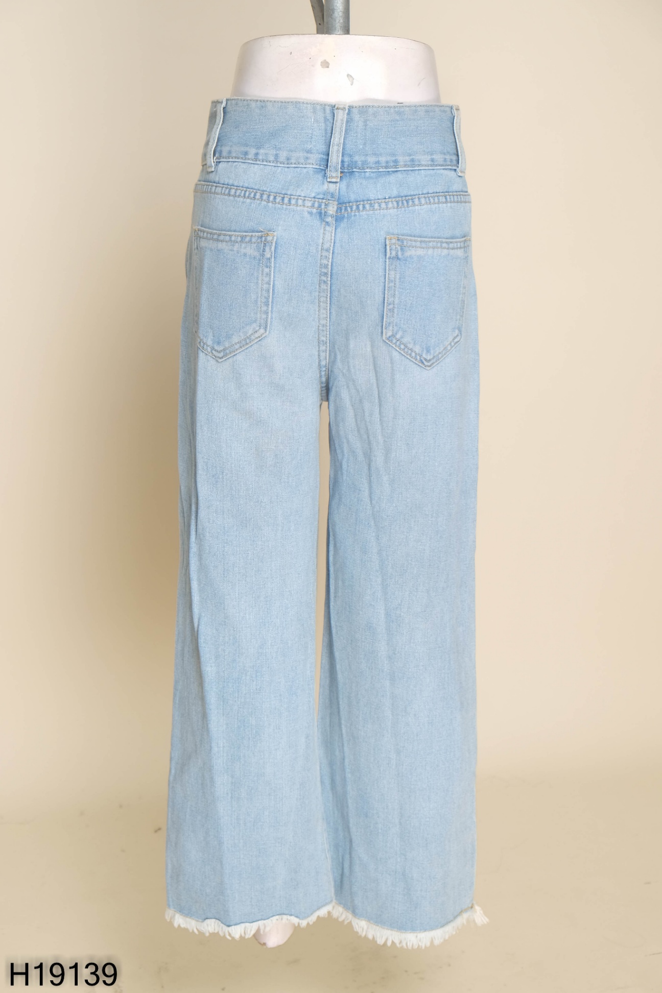 Quần jeans xanh nhạt 3 cúc