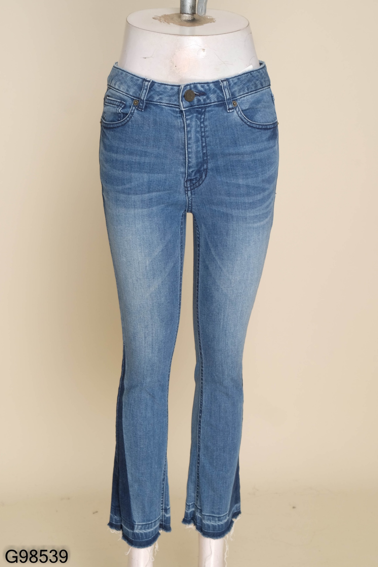 Quần jeans xanh cắt gấu