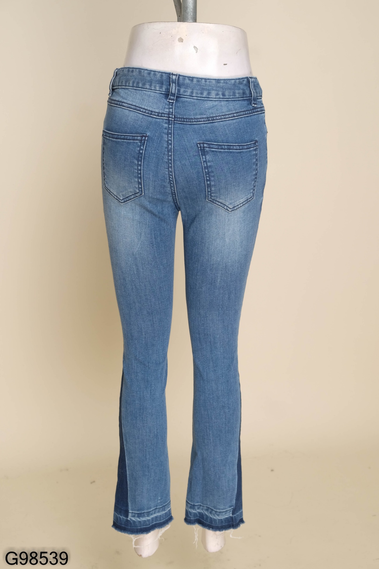 Quần jeans xanh cắt gấu