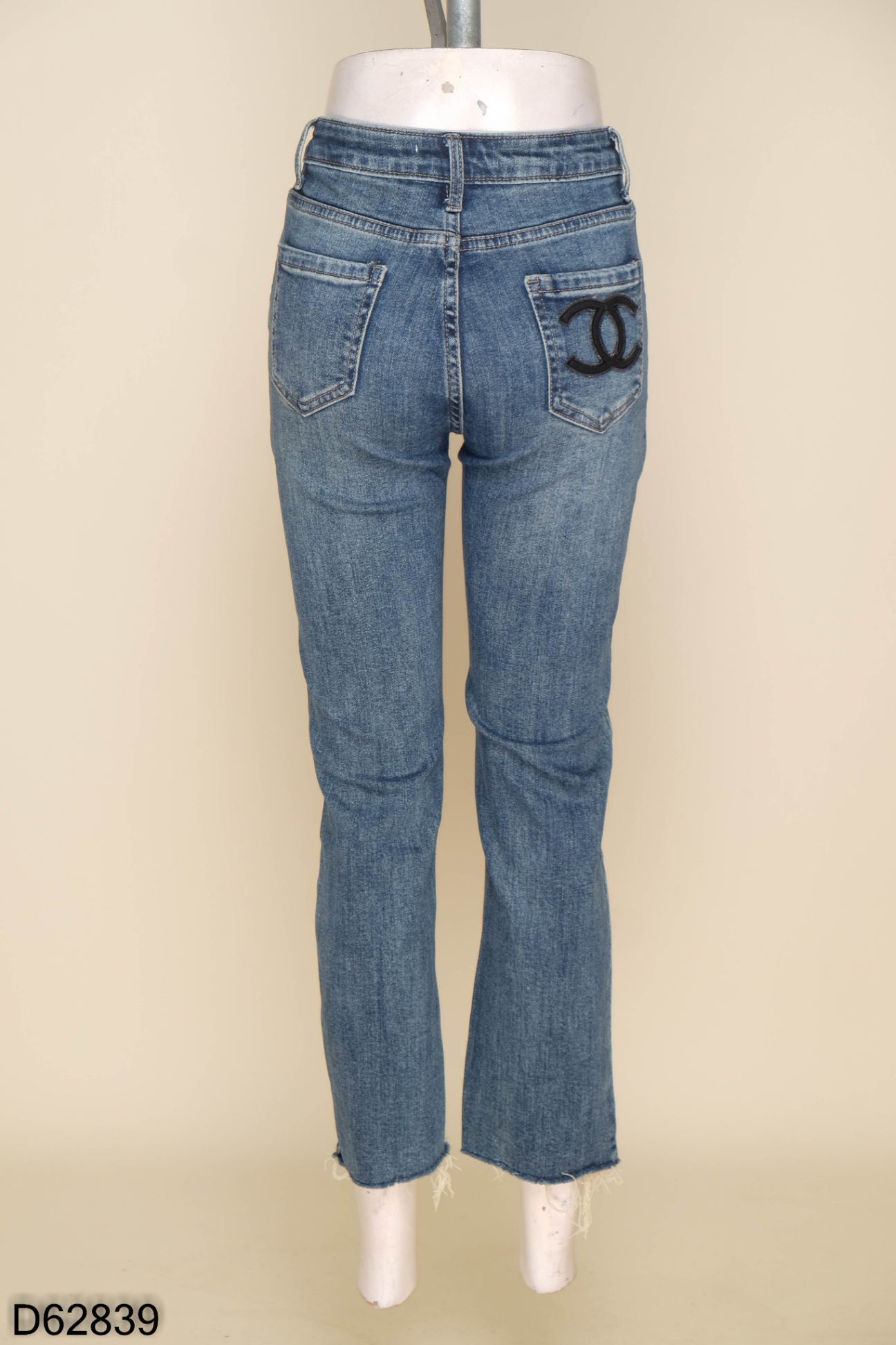 Quần jeans xanh rách