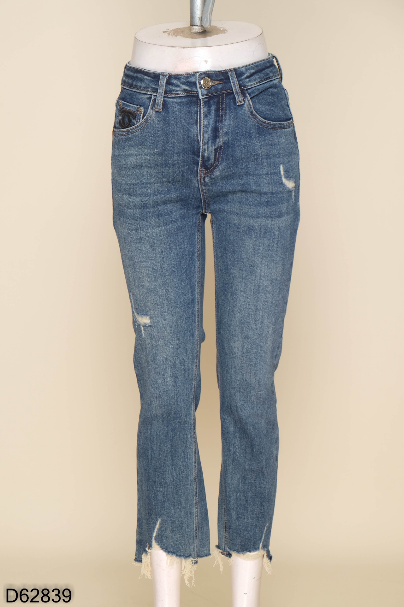 Quần jeans xanh rách