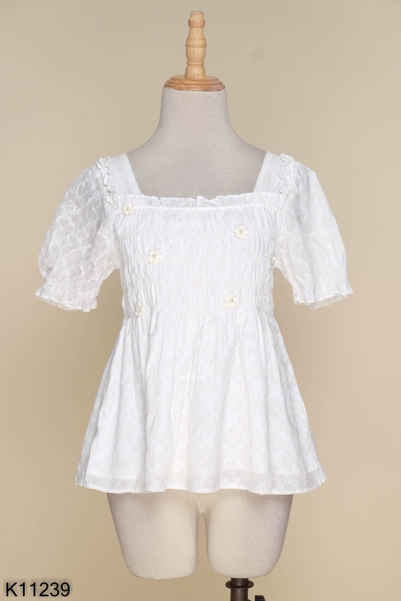 Áo kiểu babydoll trắng đính hoa