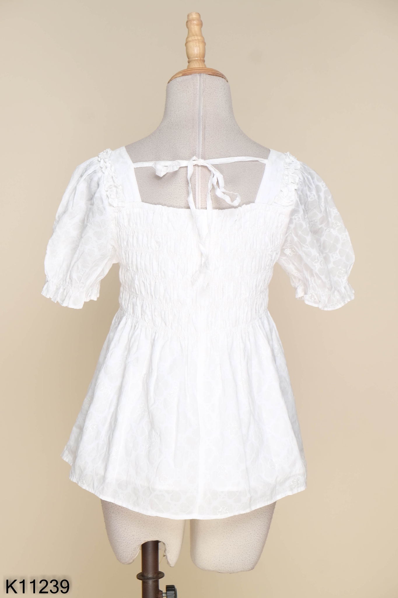 Áo kiểu babydoll trắng đính hoa