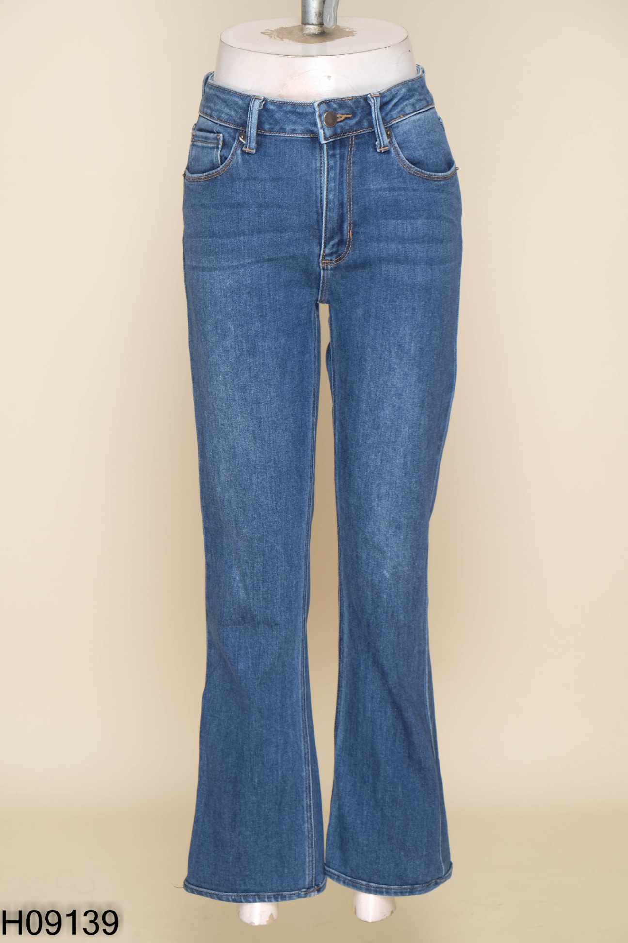 Quần jeans xanh trơn