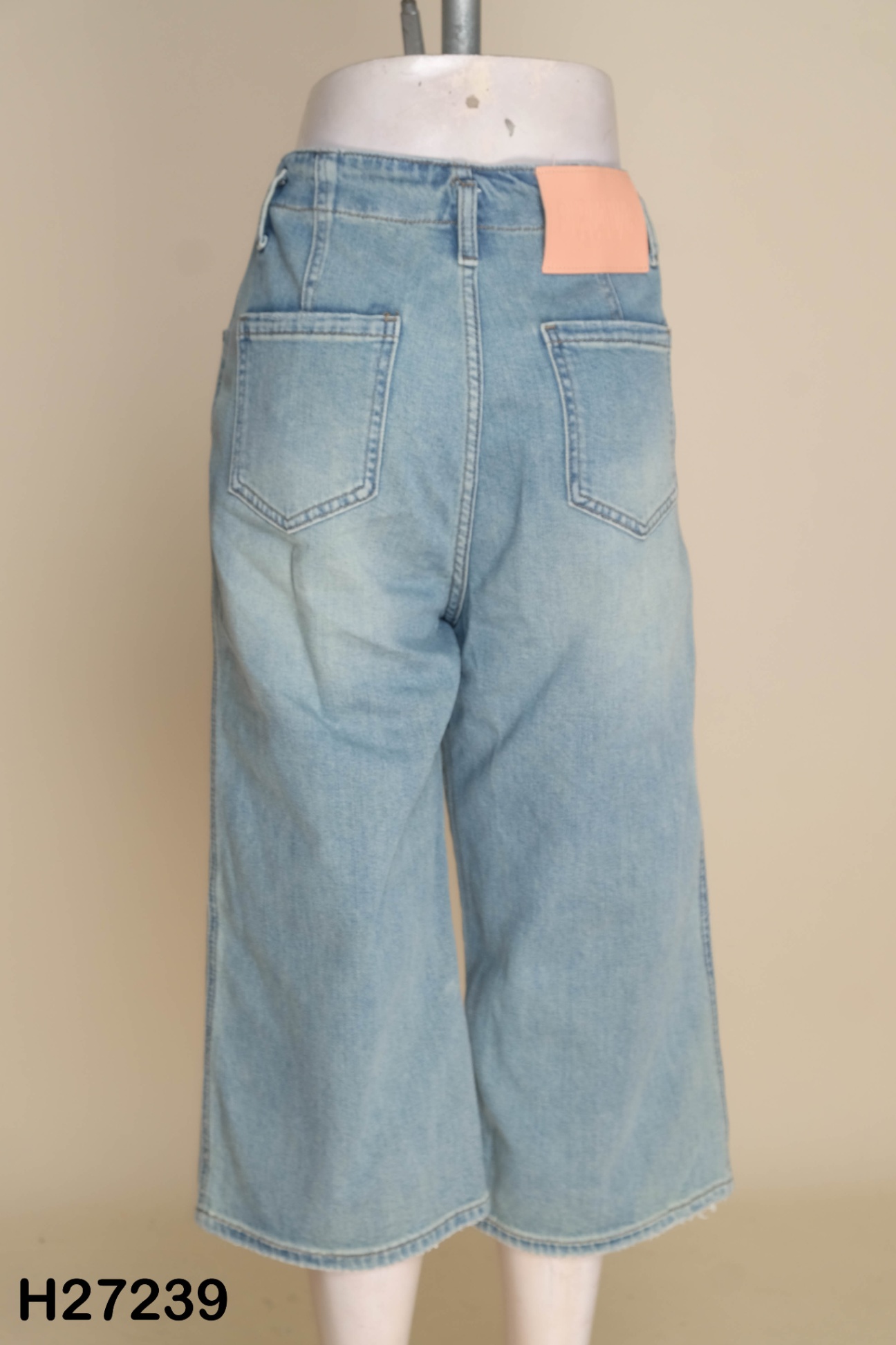 Quần jeans xanh lửng