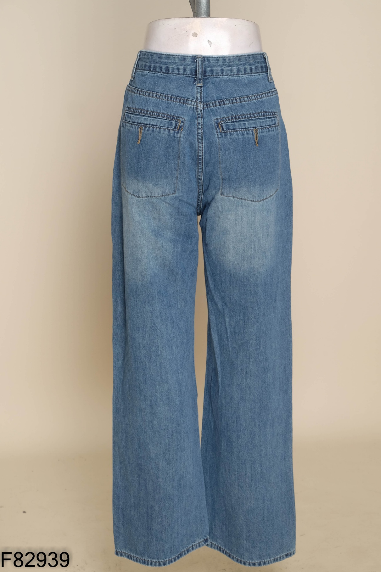 Quần jeans xanh suông