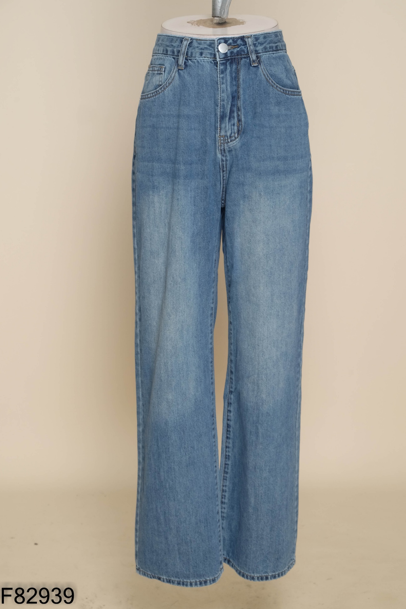 Quần jeans xanh suông