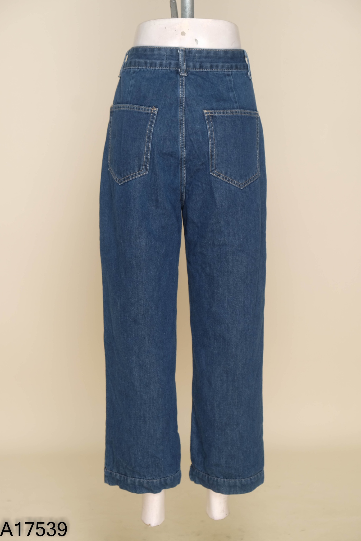 Quần jeans xanh túi vuông