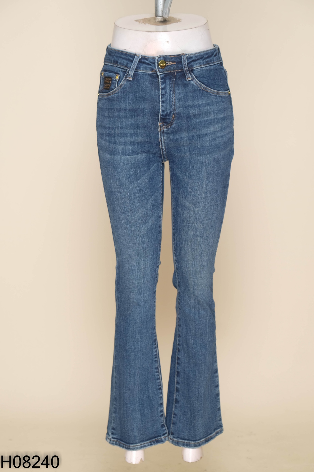 Quần jeans xanh ống loe