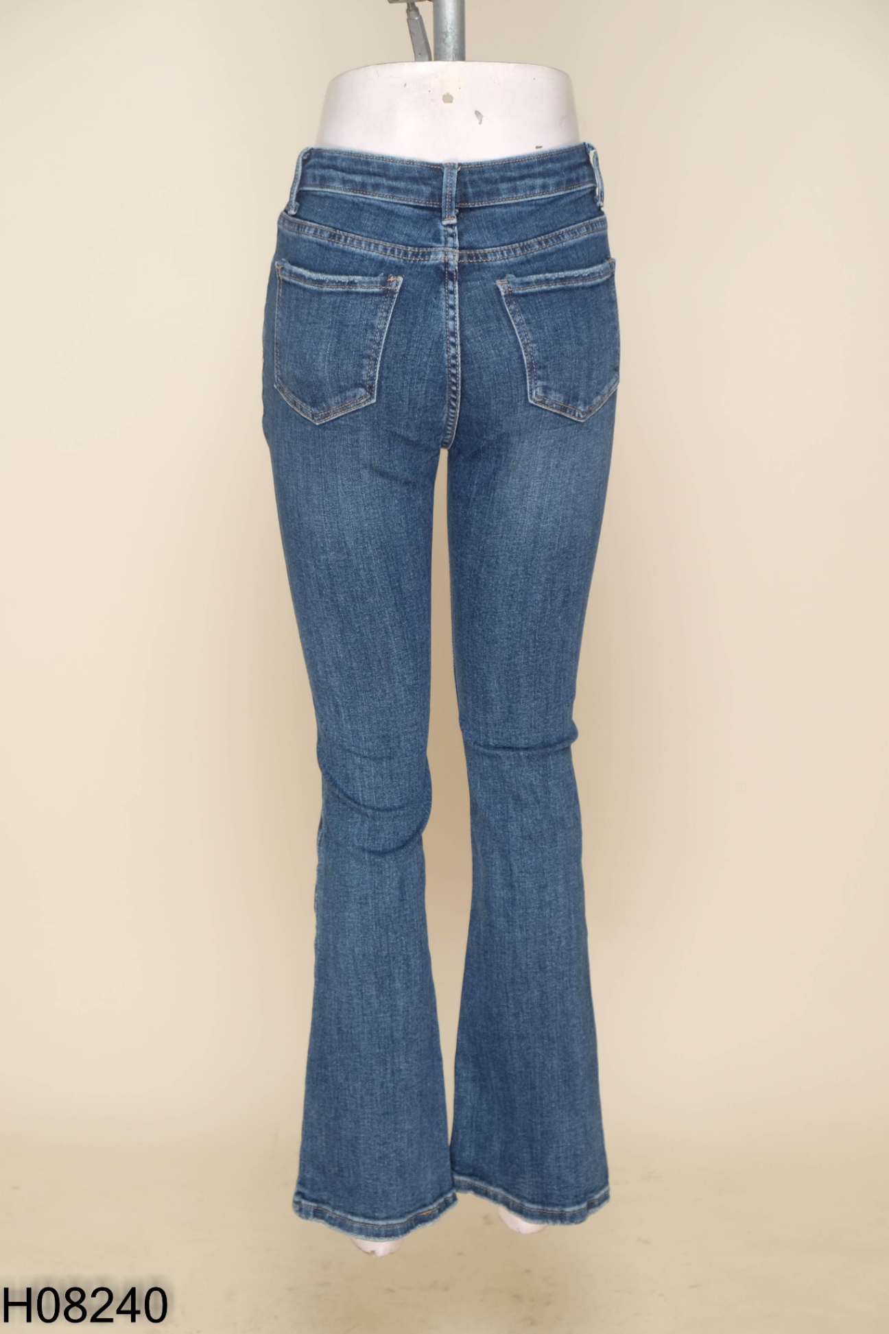 Quần jeans xanh ống loe