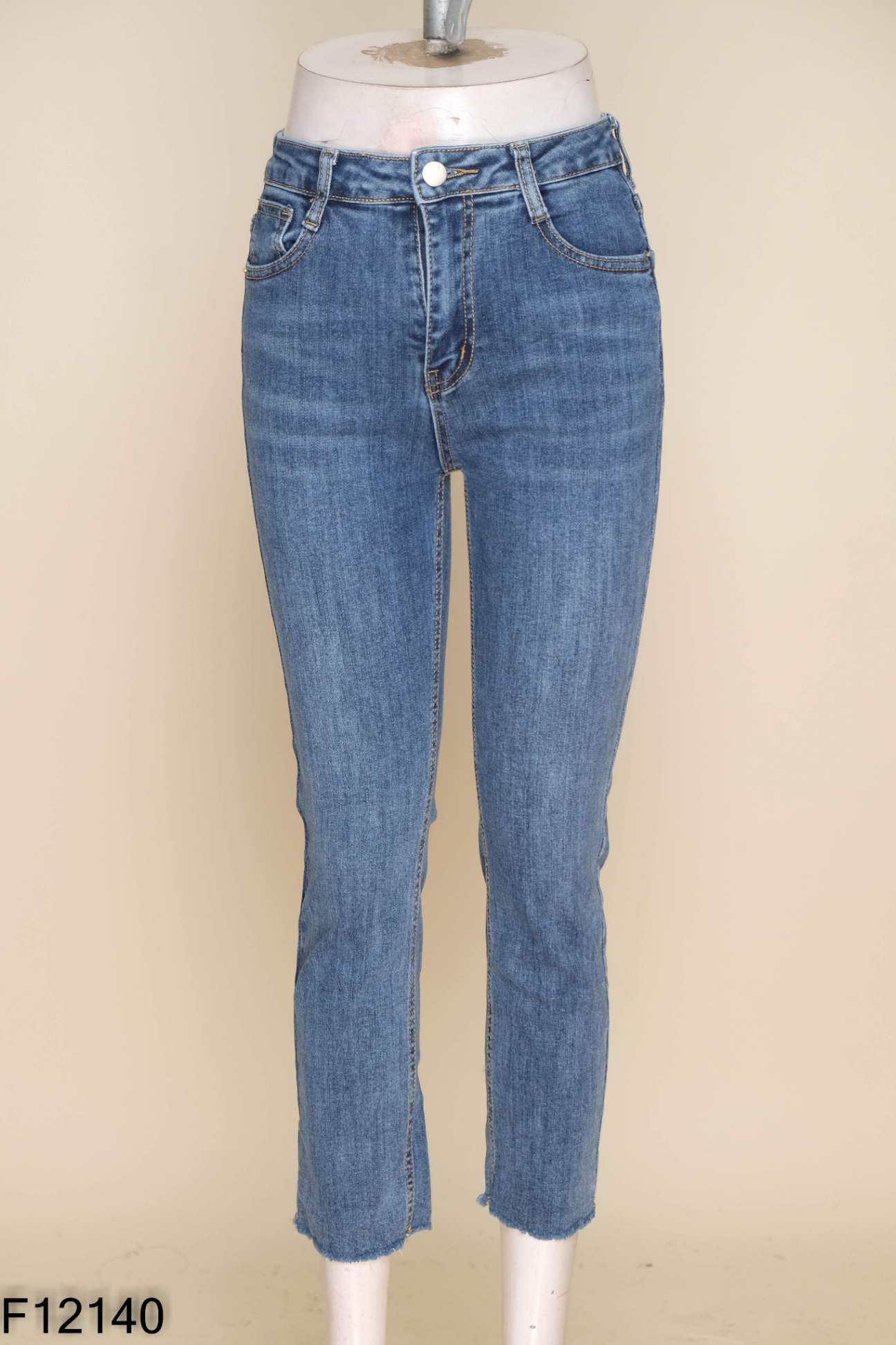 Quần jeans xanh ống loe